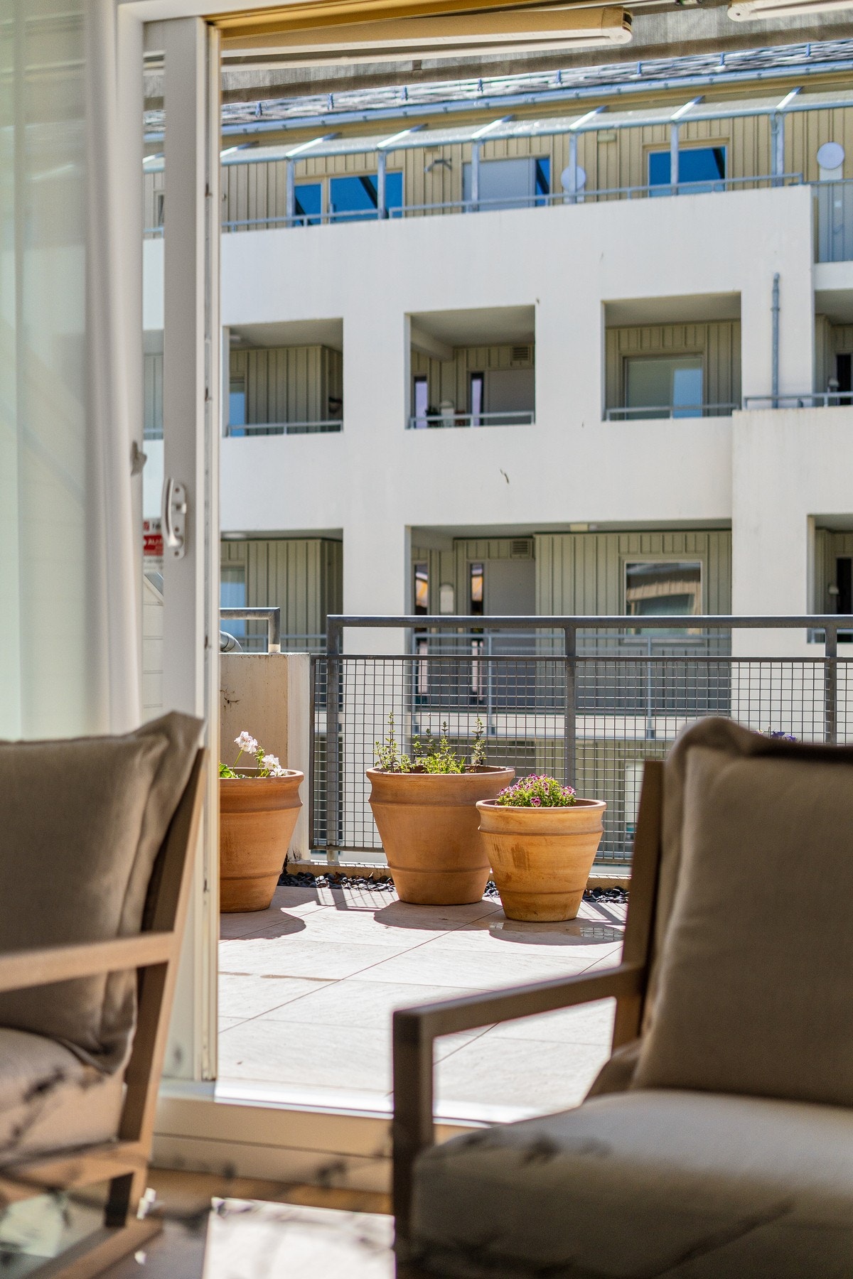 Fra stuen i øverste etasje trer man direkte ut på en stor terrasse på 19 kvm, som oppleves som en naturlig forlengelse av oppholdsrommet. Galleribilde