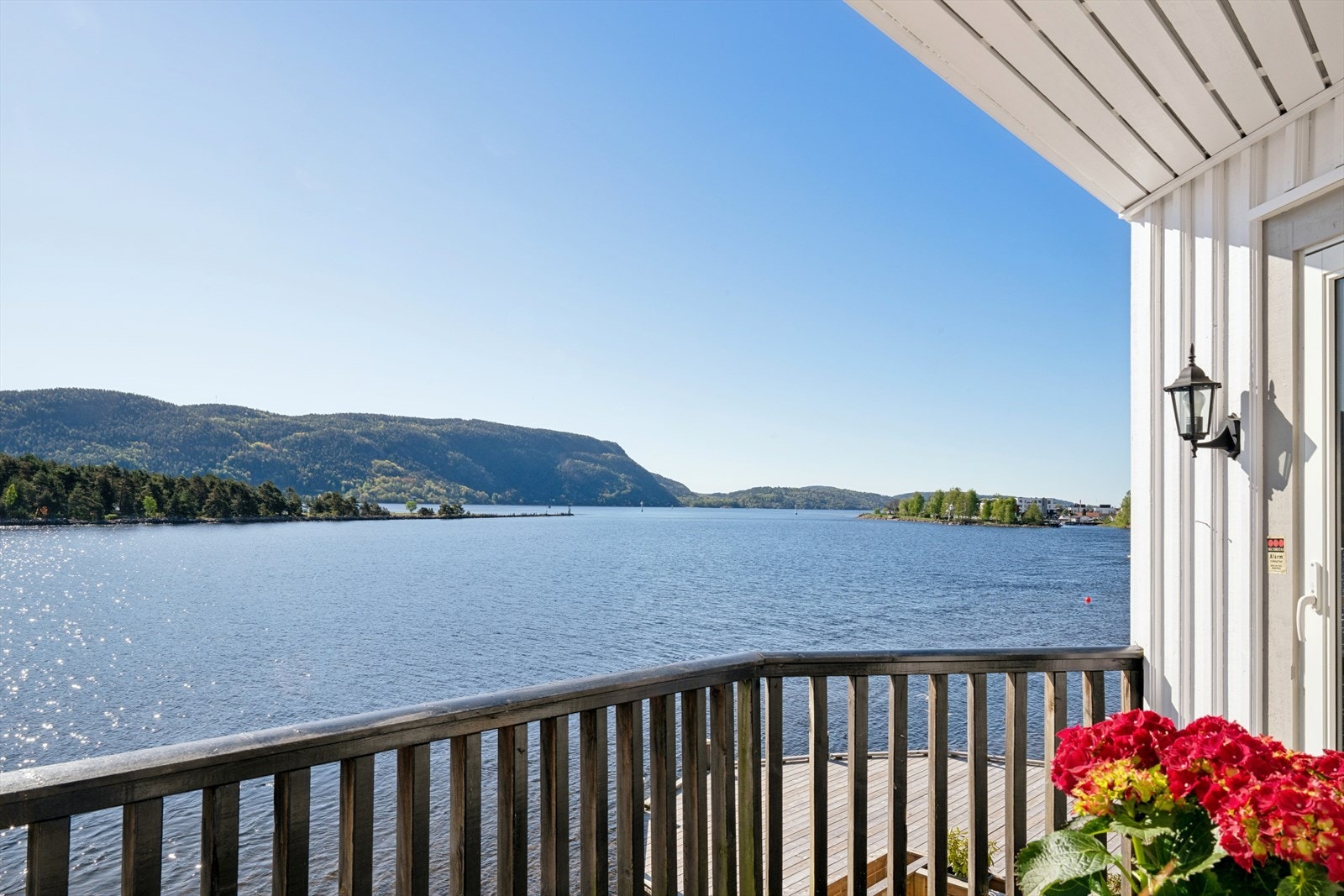 Fra balkongen kan man nyte fantastisk utsikt mot fjorden Galleribilde