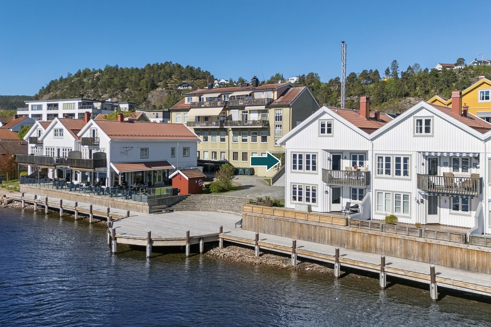 Umiddelbar nærhet til både dagligvarebutikker, apotek, lege og tannlege Galleribilde