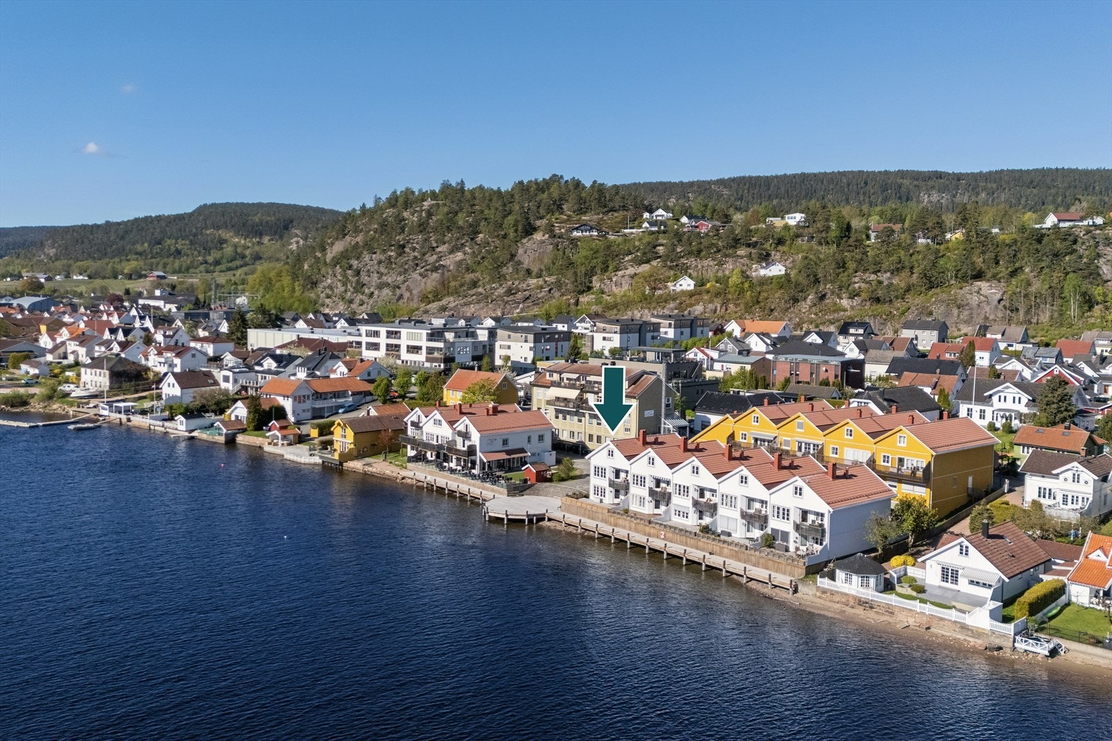 Enkel tilgang til offentlig kommunikasjon og gode forbindelser videre mot både Drammen og Vestfold-siden via Svelvik-Verket-fergen. Galleribilde