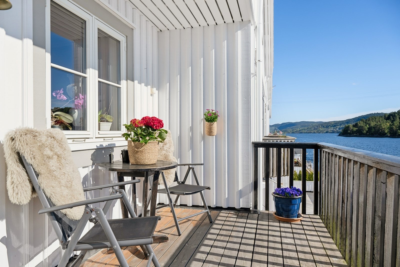 Ved fjordutsikten kan man nyte morgen- og tidlig ettermiddagssol Galleribilde