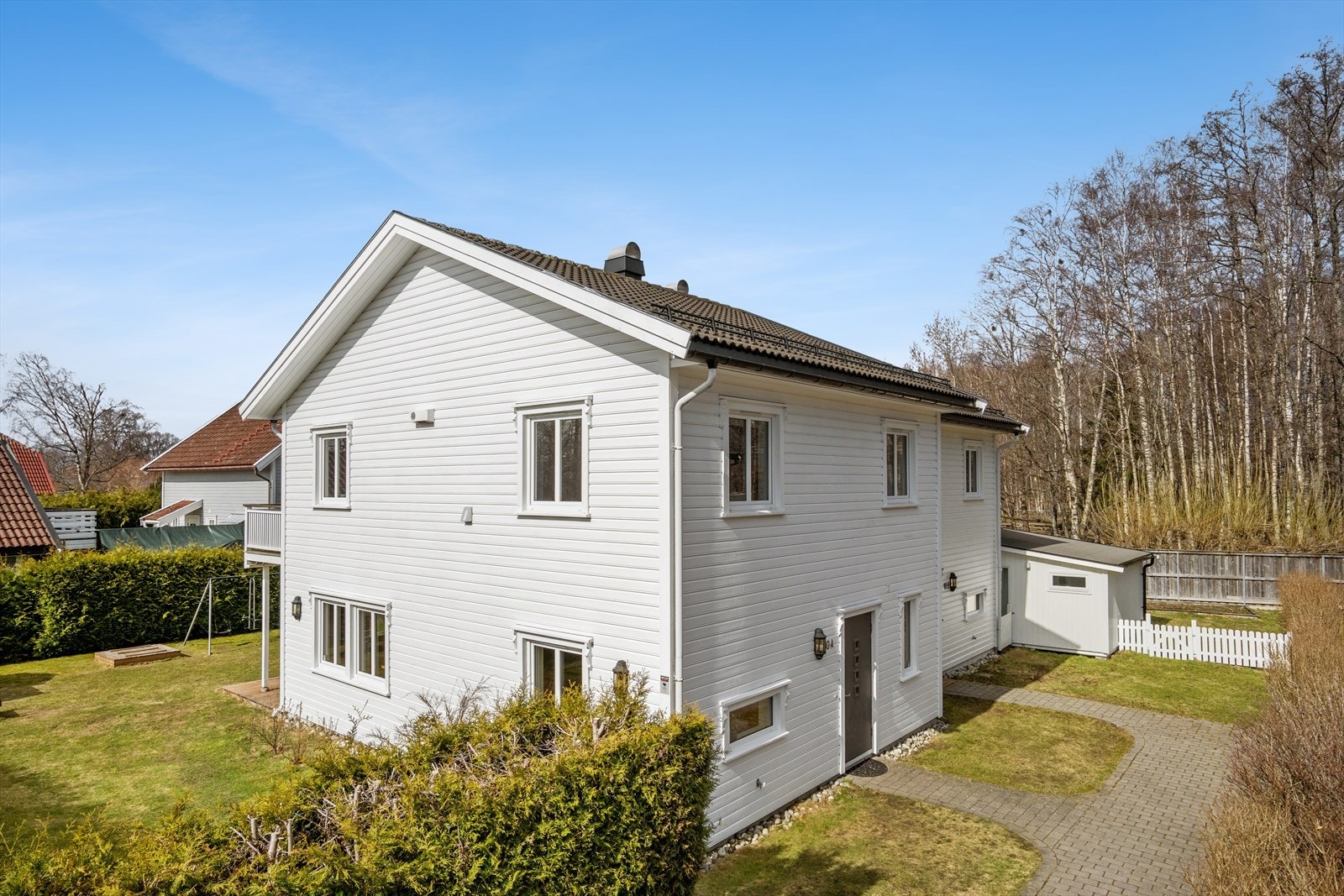 Dette er en innbydende og innholdsrik halvpart av tomannsbolig fra 2010, beliggende i hyggelige omgivelser på Råel. Galleribilde