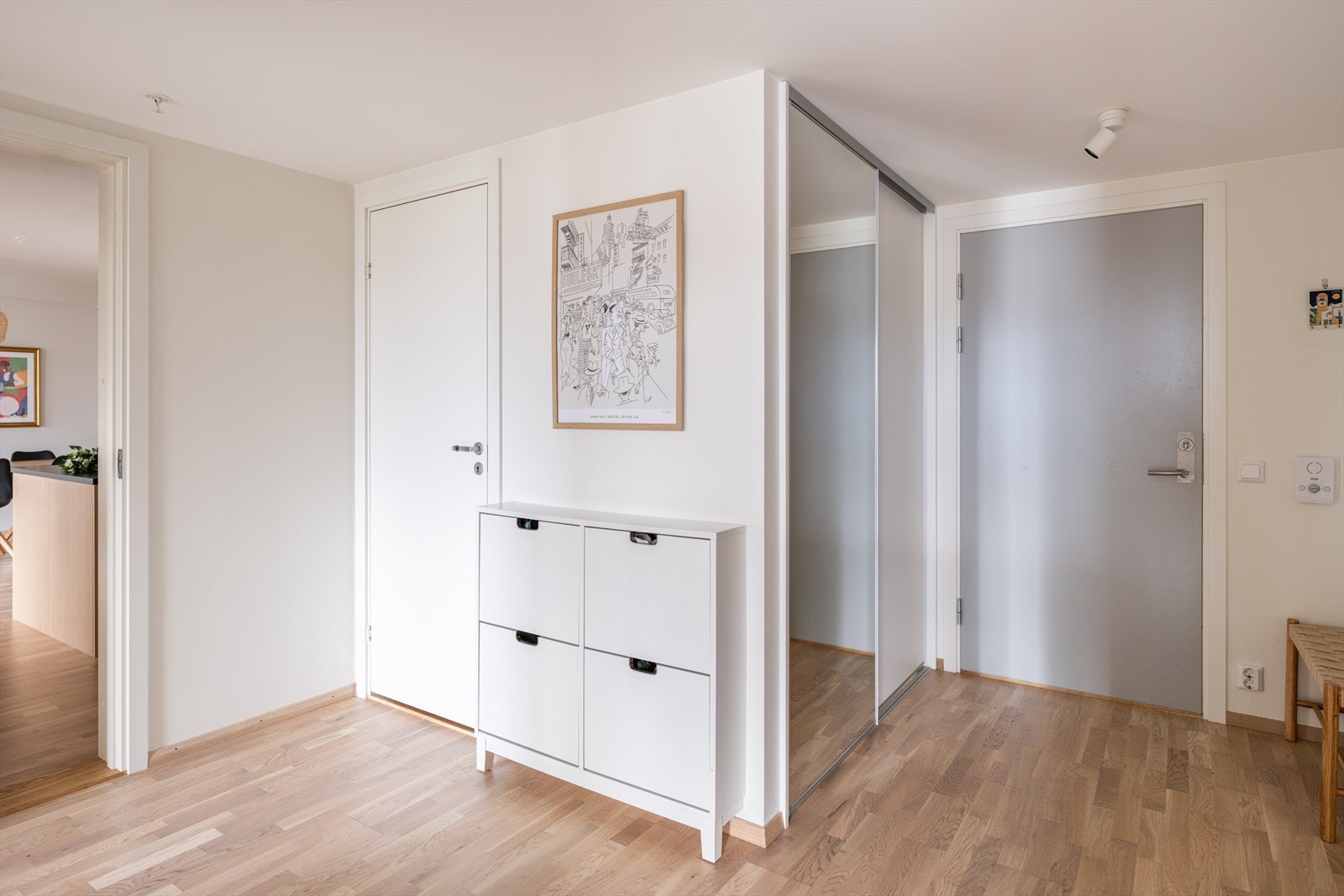 Gang/entré med stor skyvedørsgarderobe Galleribilde
