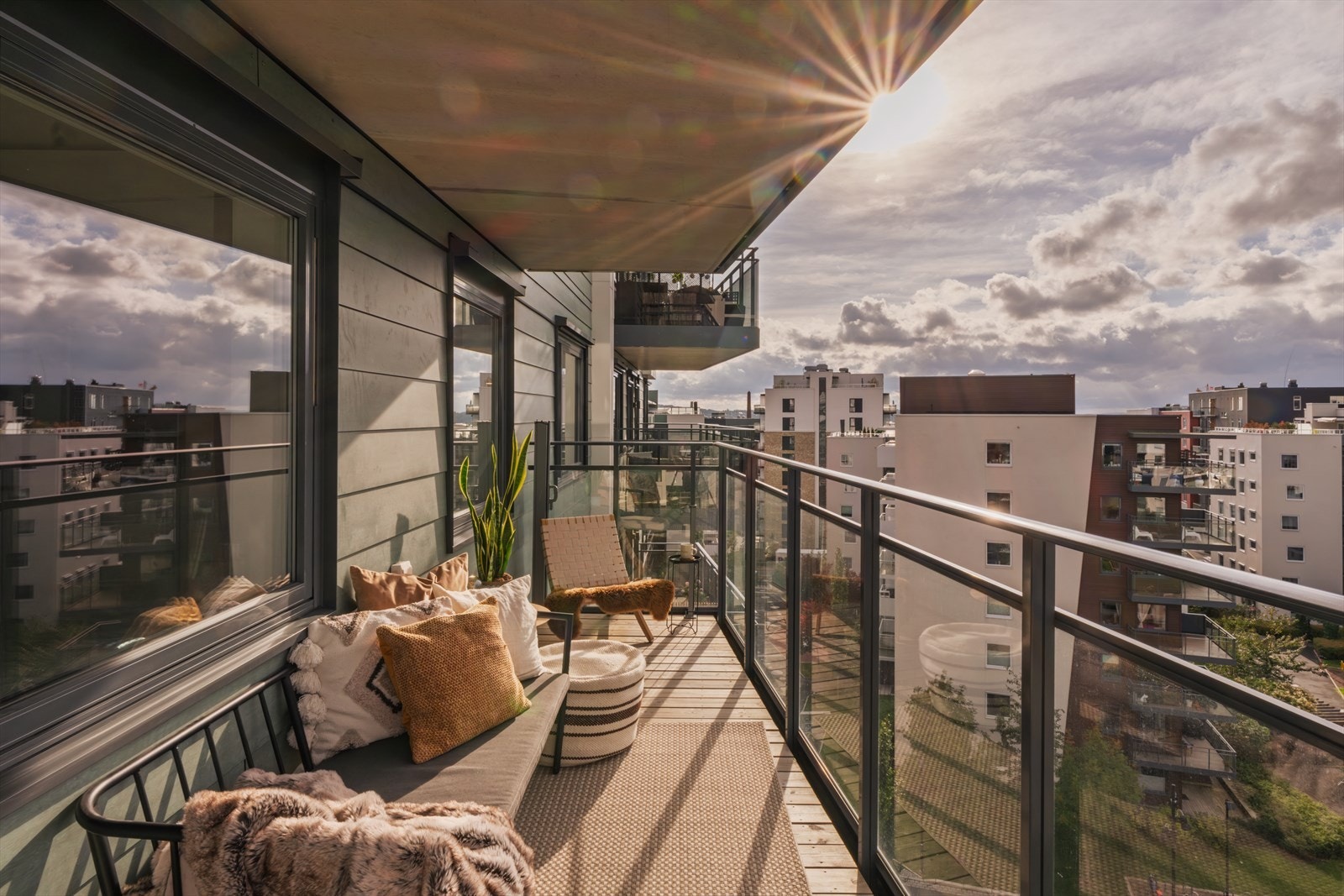 Høytliggende i syvende etasje med heisadkomst og fantastiske lys og solforhold - Langstrakt utsyn uten nevneverdig innsyn - Balkongen måler hele 10 kvm. Galleribilde