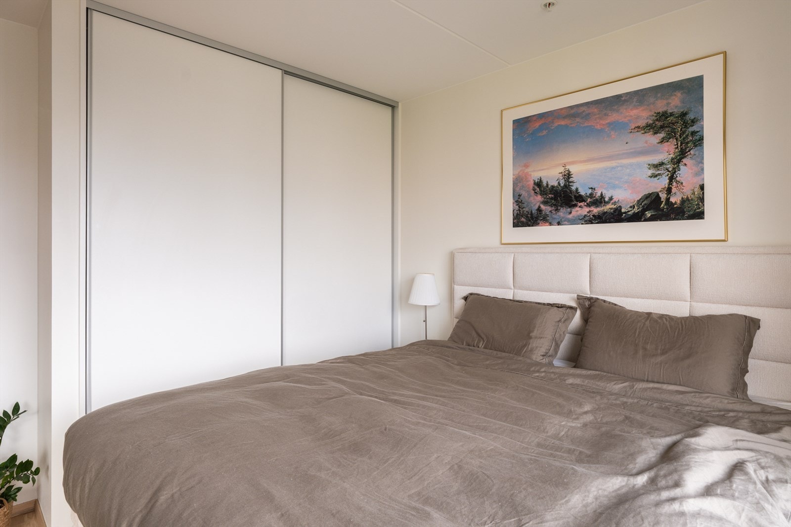 Sengen er ekstra stor og måler 180/220 Galleribilde