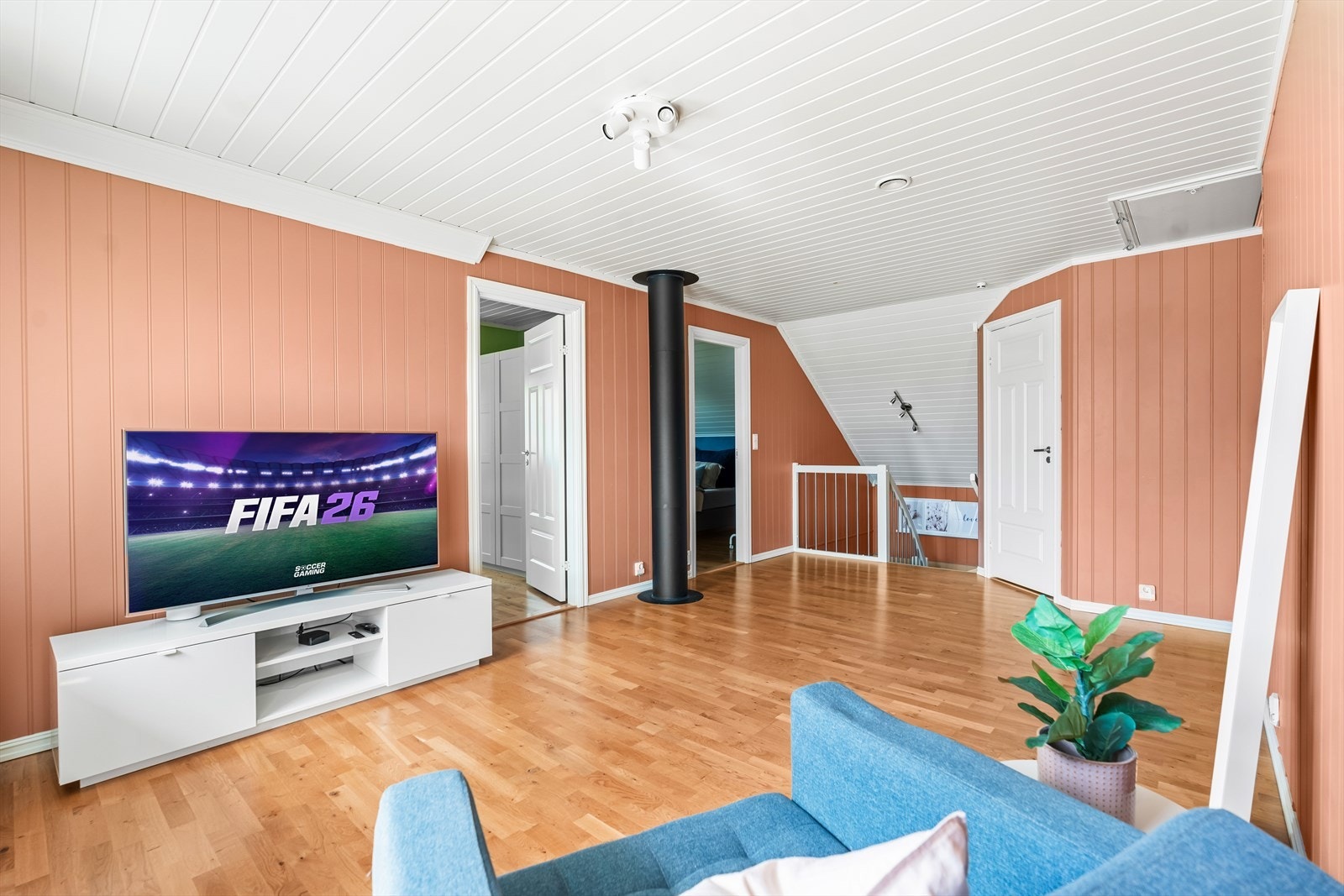 Mellom soverommene i andre etasje er det en koselig loftstue - Her er det fin plass til sofagruppe og tv-/mediastasjon, og rommet er et kjærkomment element for barnefamilier. Galleribilde