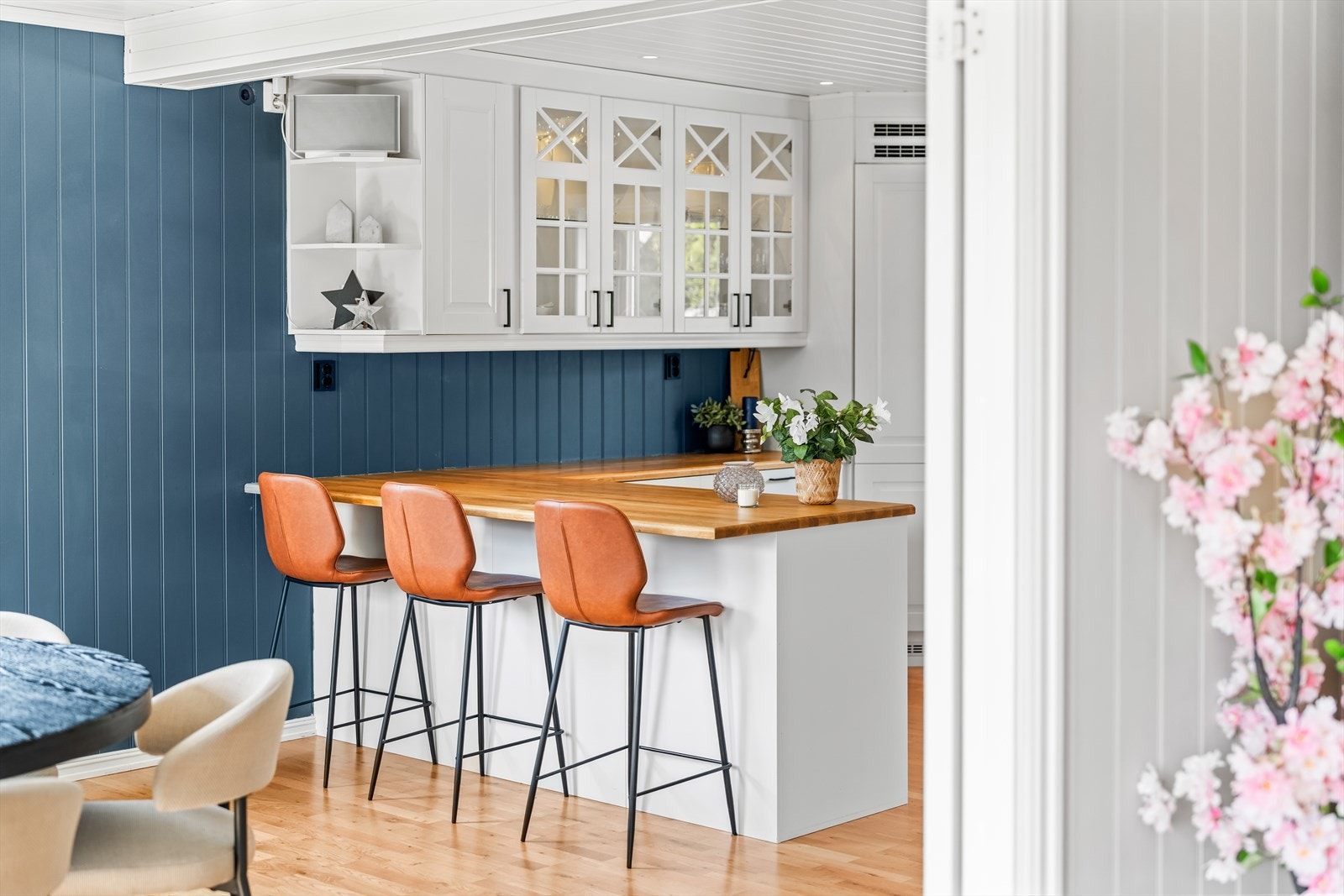 De blåmalte veggene fremhever det gylne parkettgulvet, og rommet har downlights i himlingen og vannbåren varme i gulvet. Galleribilde