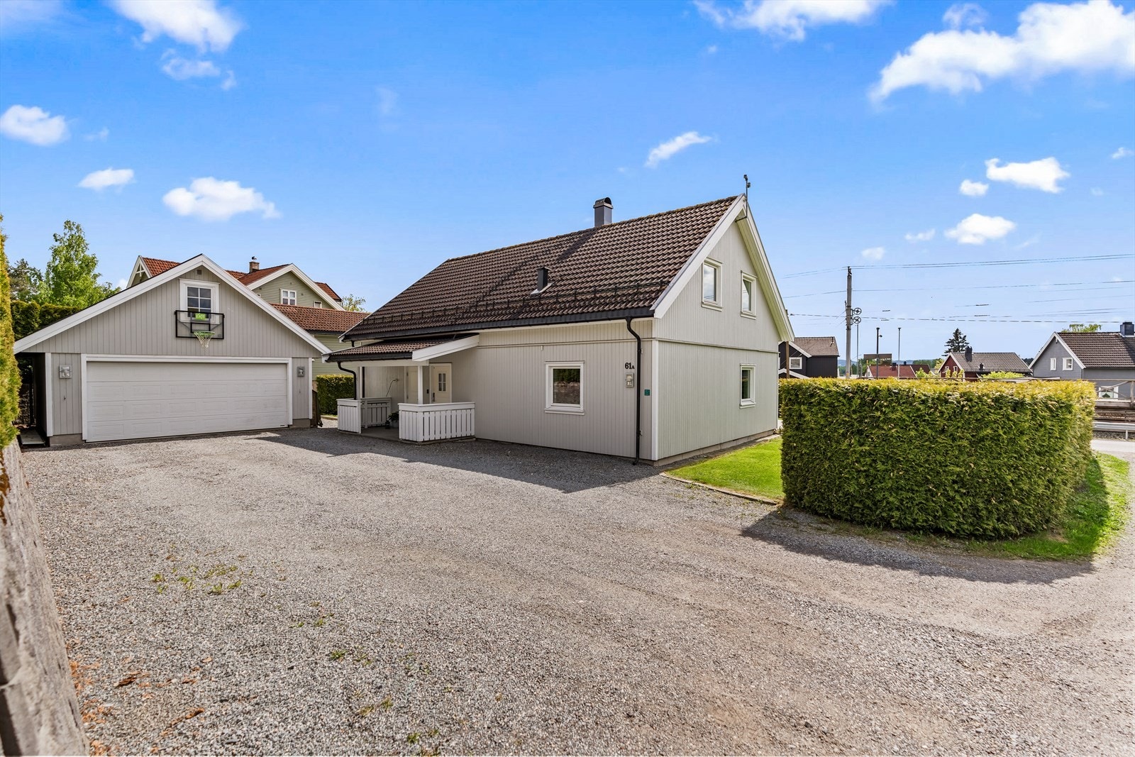Tomten på 781 kvm er flat, lettstelt og pent opparbeidet med gressplen og gruslagt gårdsplass. Galleribilde