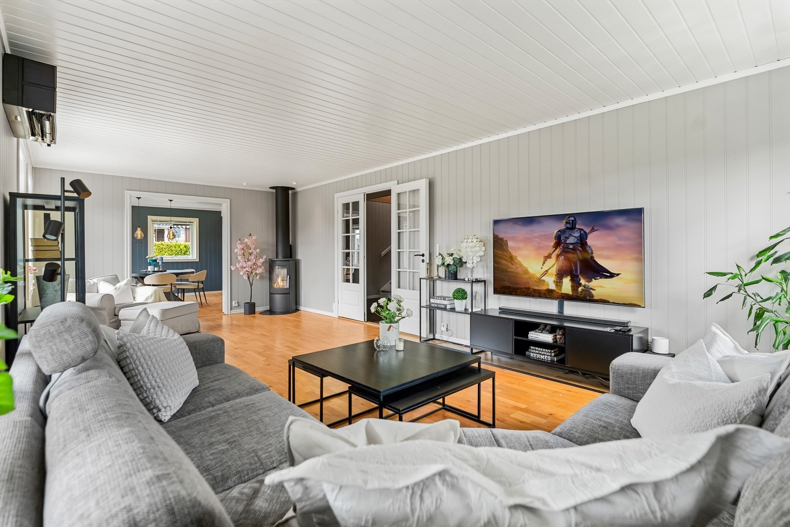 Stuen oppleves som luftig og innbydende, og det langstrakte rommet har god møbleringsfrihet. Galleribilde