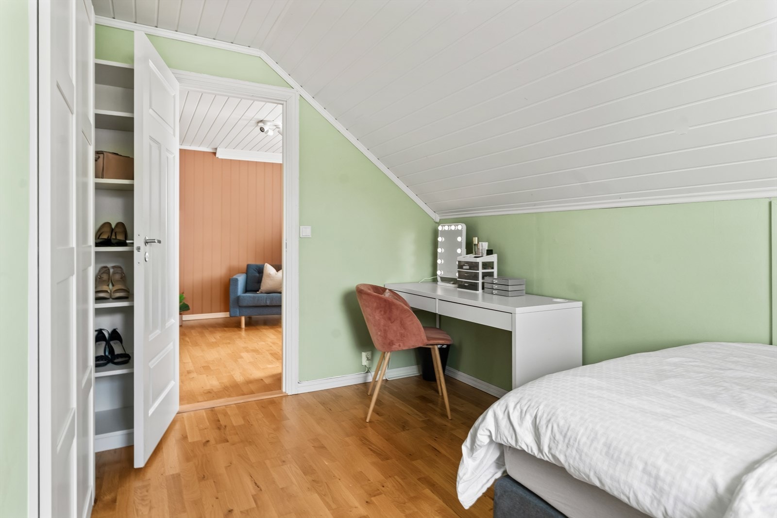 Det er plass til både oppbevaring og kontorpult. Galleribilde