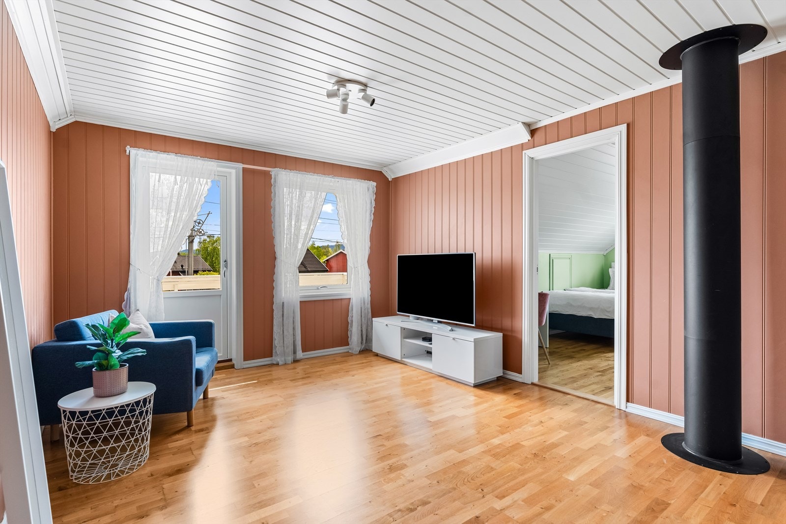 Veggene i loftstuen er malt i en varm rosatone, og rommet har gyllen parkett på gulvet. Galleribilde