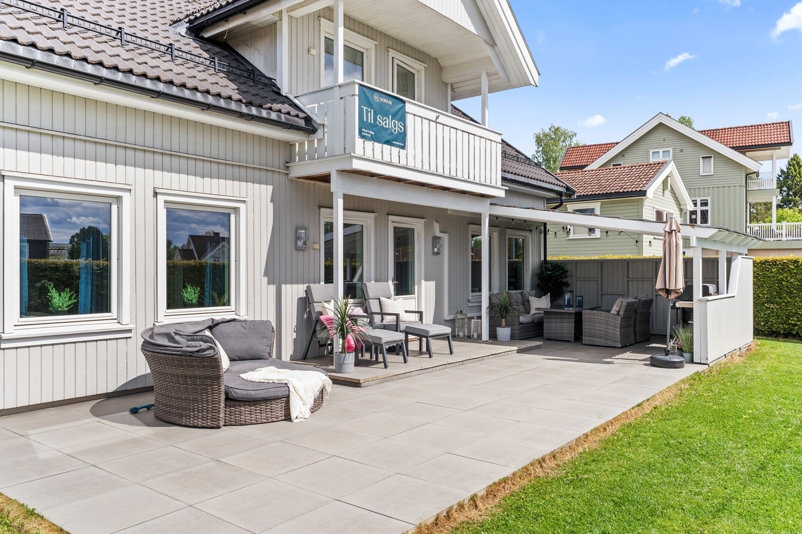Uteområdet fremstår som en naturlig forlengelse av boligen, med god plass til både lounge, spisegruppe og sosiale sammenkomster. Galleribilde