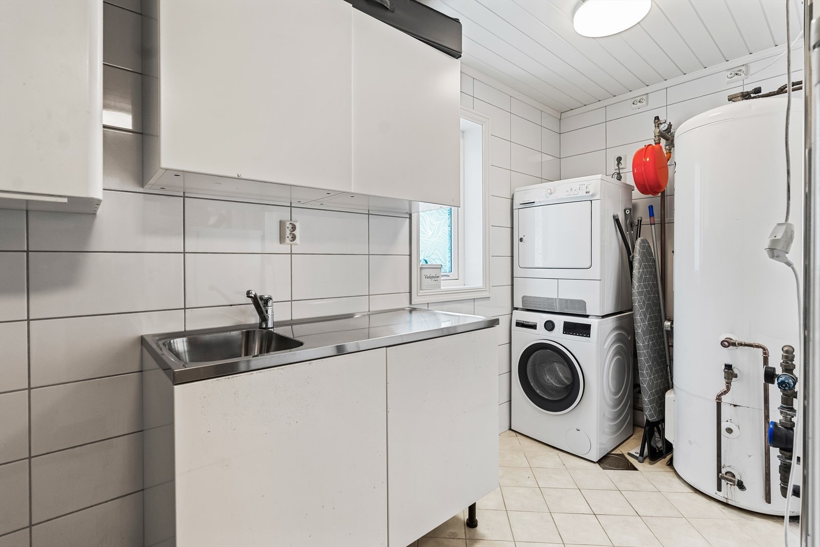 Det praktiske vaskerommet ligger innenfor badet i første etasje og har i tillegg egen utgang til det overbygde inngangspartiet. Galleribilde