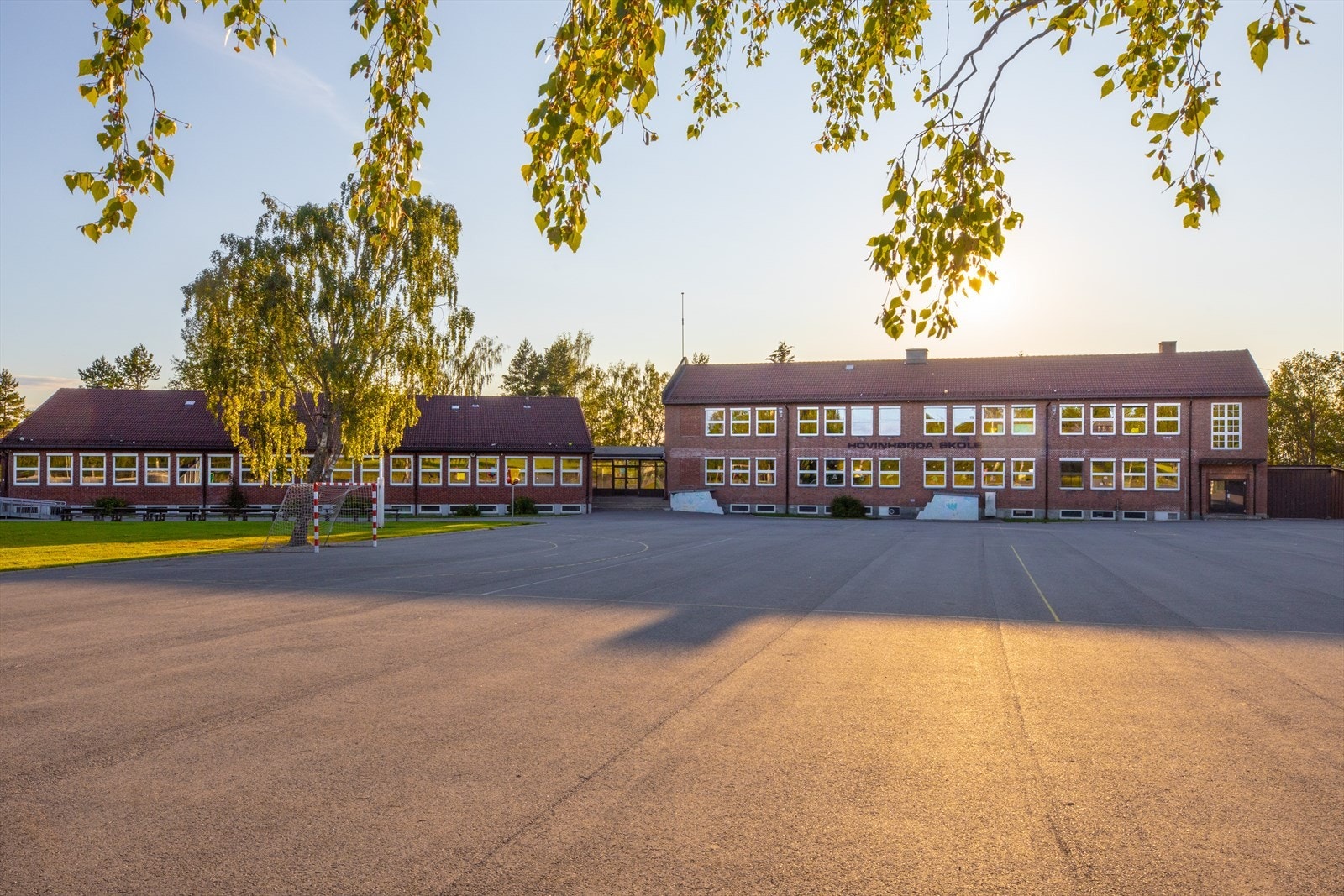 Hovinhøgda barneskole ligger i kort avstand fra boligen. Galleribilde