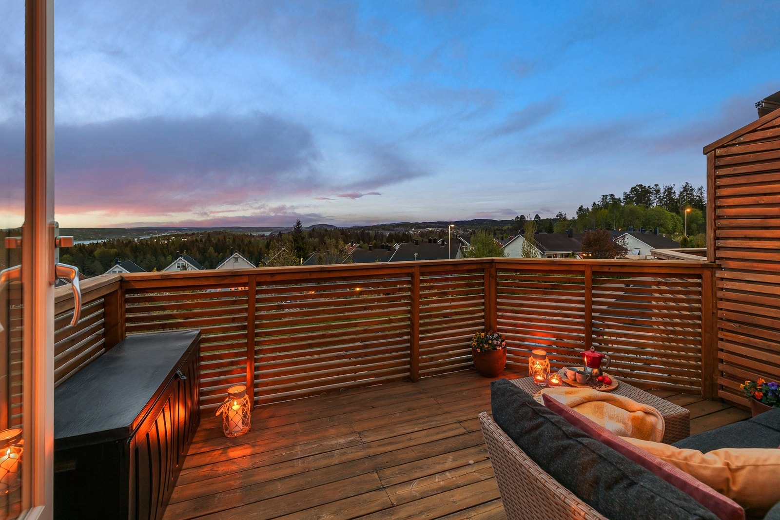 Romslig terrasse utenfor stuen Galleribilde
