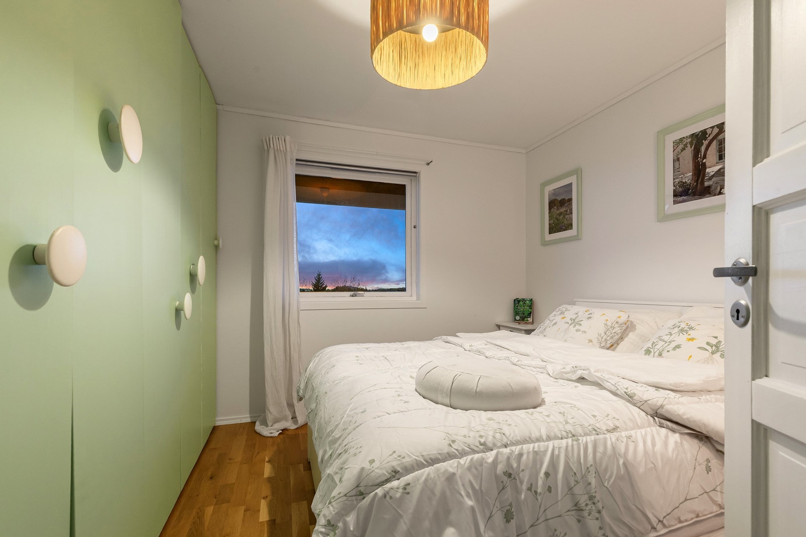 Soverom 2 ligger i u.etg - Godt med skapplass Galleribilde