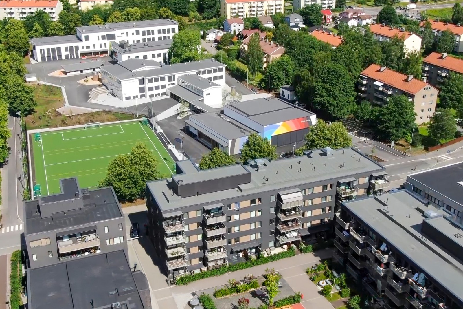 Barnevennlige omgivelser med barnehage i første etasje til egen bygning, Hasle skole 150 meter unna og både Rema 1000 og Kiwi innen 65 meters avstand fra døren. Galleribilde
