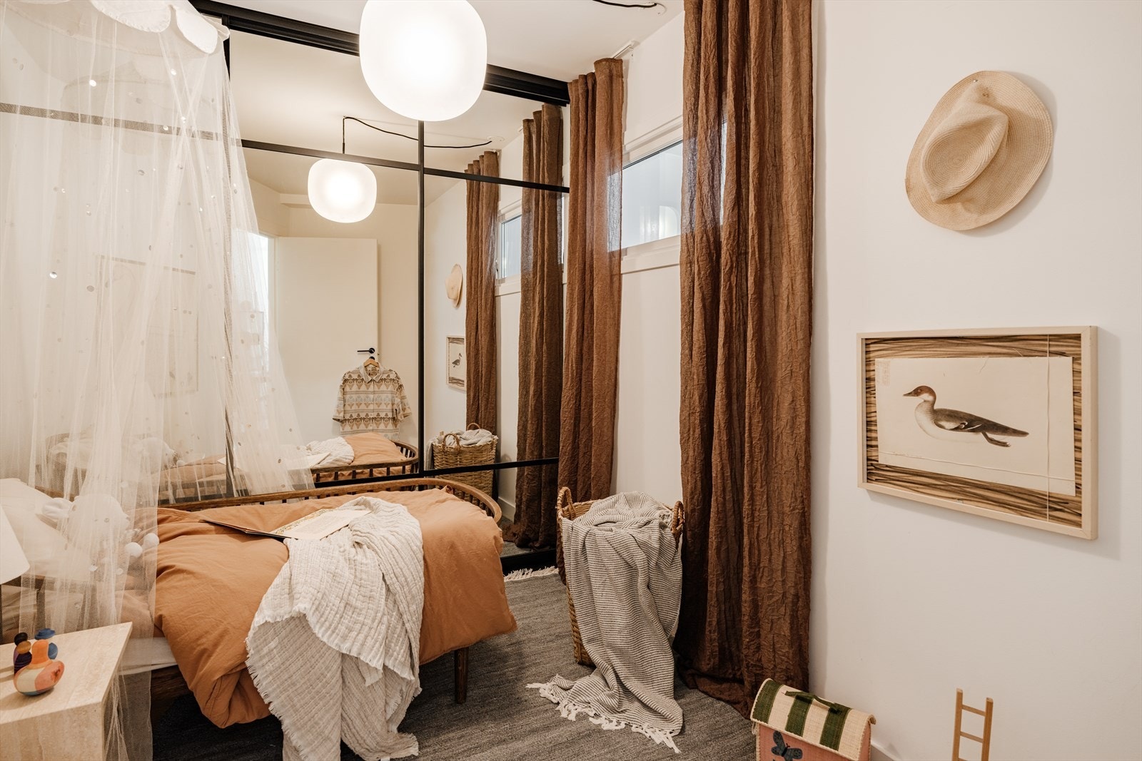 Innbydende sovealkove med plass til seng, nattbord og garderobe. Galleribilde