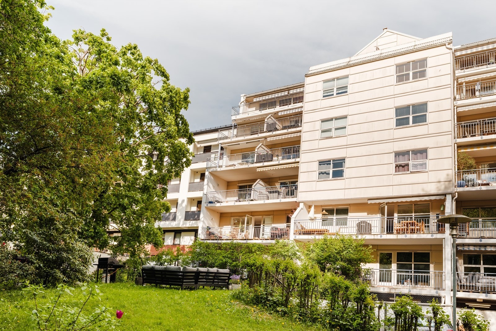 Leiligheten ligger i sin helhet vendt mot denne vakre bakgården. Galleribilde