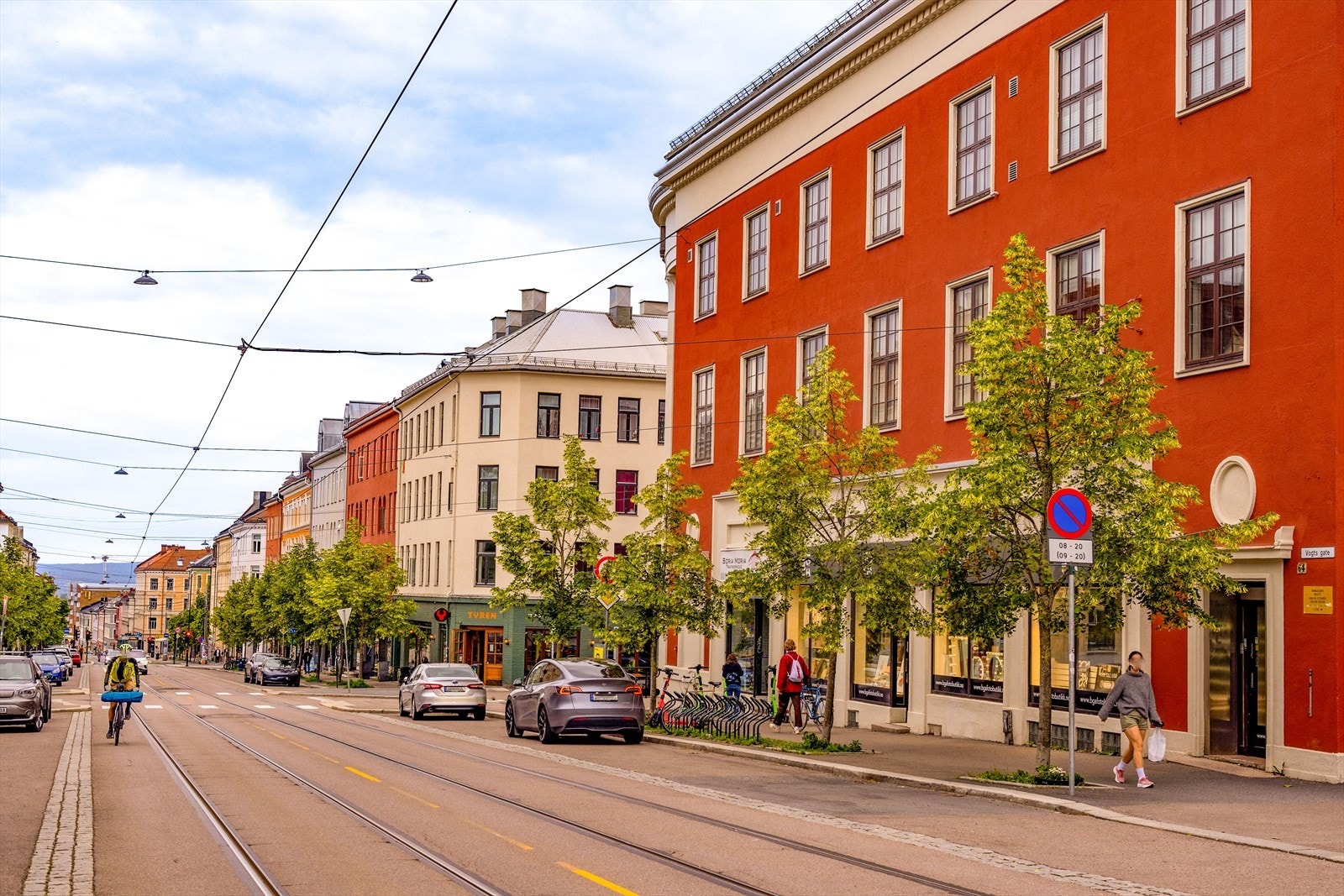 Vogts gate med et bredt utvalg av hyggelige caféer, restauranter, butikker og flere dagligvareforretninger ligger innen kort rekkevidde. Galleribilde