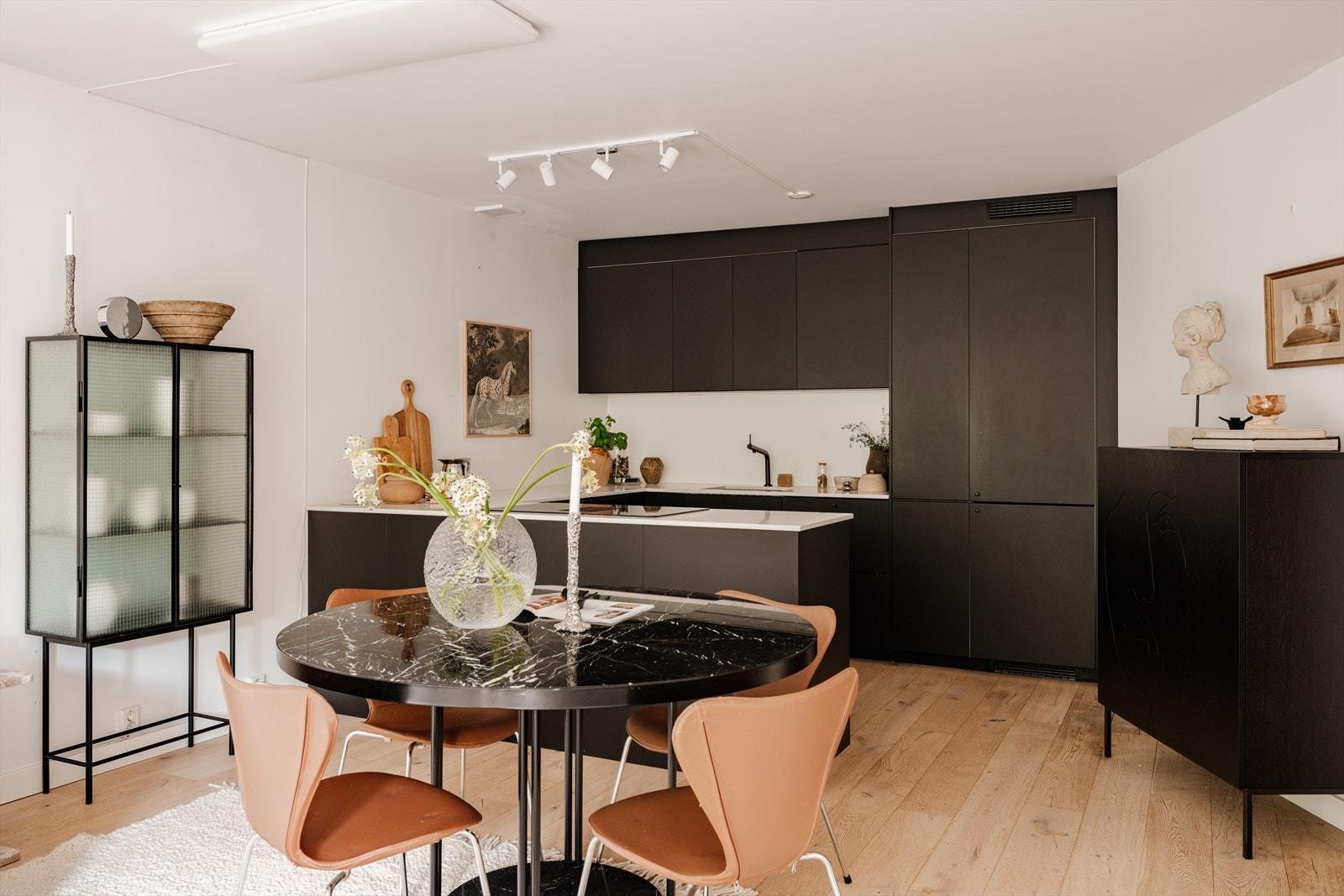Kjøkkenet er nytt i 2021 og fremstår svært moderne men også praktisk med gode arbeidsflater og rikelig med skapplass. Galleribilde