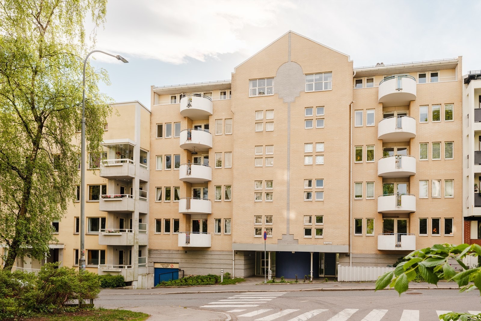 Adkomst fra Vossegata. Leiligheten ligger i 2. etasje med heis og vender i sn helhet mot bakgård. Garasjeplass med el-billader i underetasje. Galleribilde