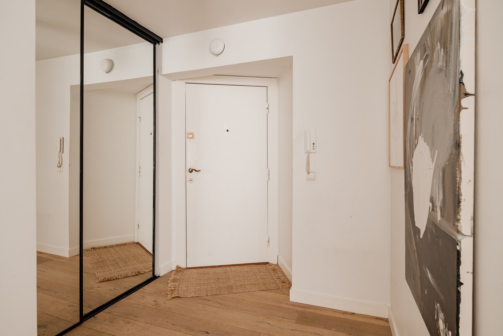 Romslig og innbydende entré med gode oppbevaringsmuligheter for yttertøy og sko i medfølgende skyvedørsgarderobe med speilfronter. Galleribilde