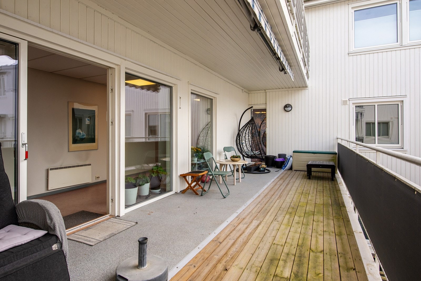Sameiet har en stor. felles balkong hvor man kan nyte fine sommerdager. Galleribilde