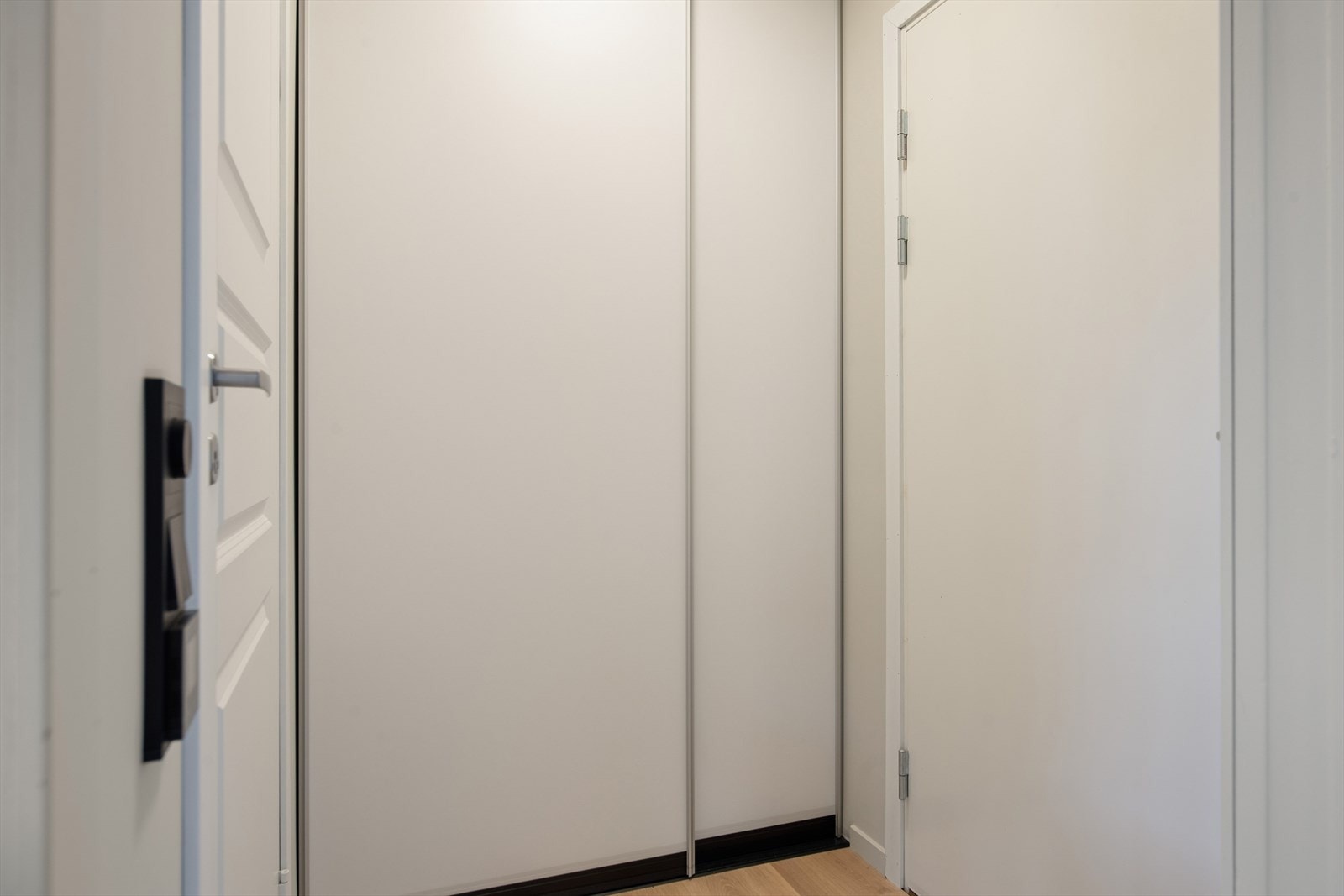 Man ønskes velkommen inn i en lys entré utstyrt med garderobe som gir god lagringsplass til yttertøy og sko. Galleribilde