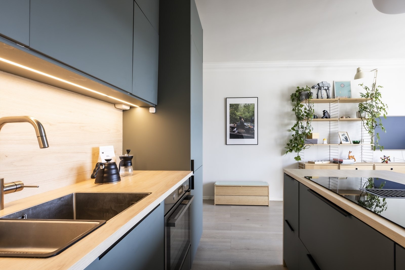 Kjøkkenet er designet og innredet med tanke på funksjonalitet og har godt med benk- og skapplass, samt en praktisk kjøkkenøy. Galleribilde