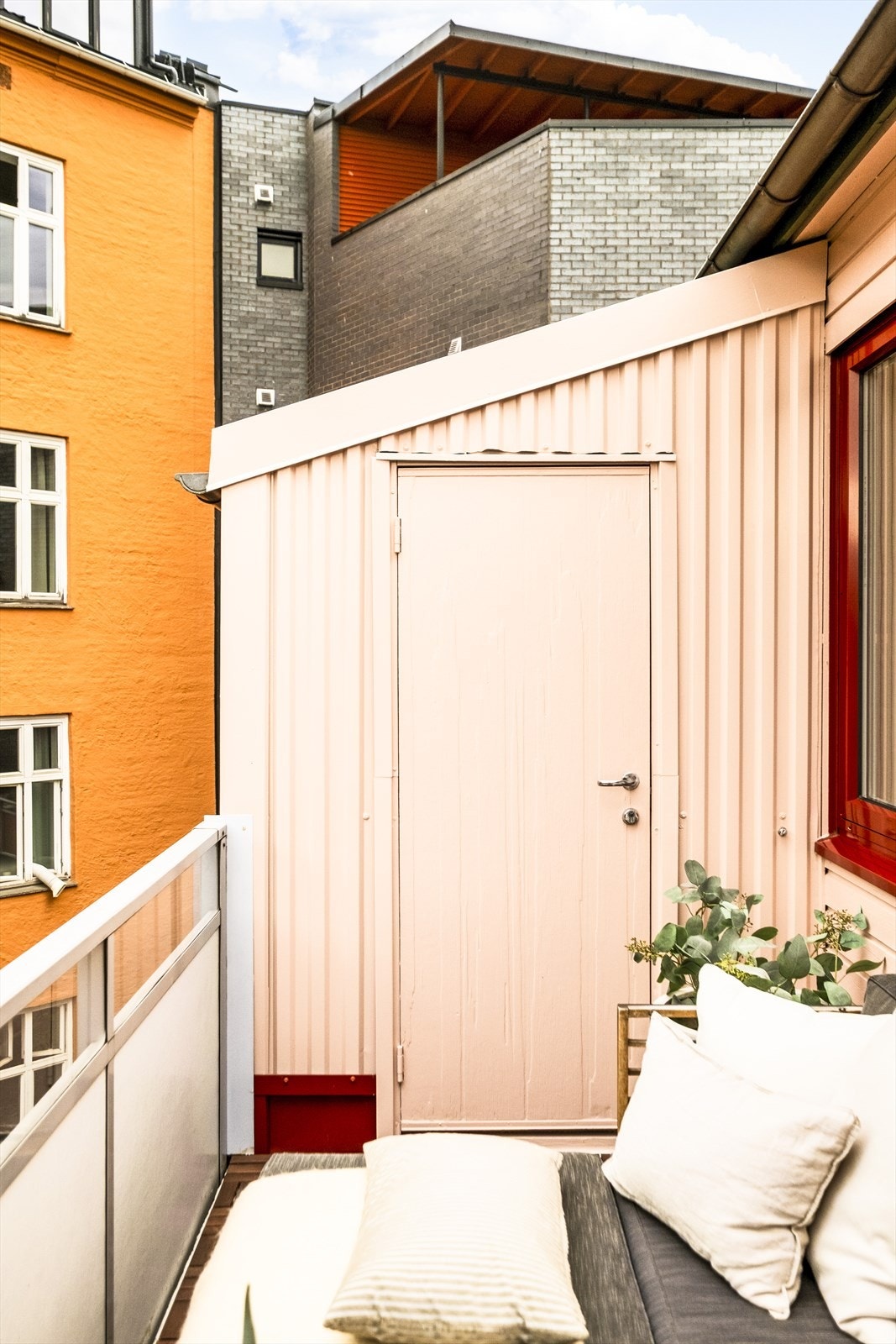 Balkongen har en praktisk utvendig bod på ca. 2 kvm. Galleribilde