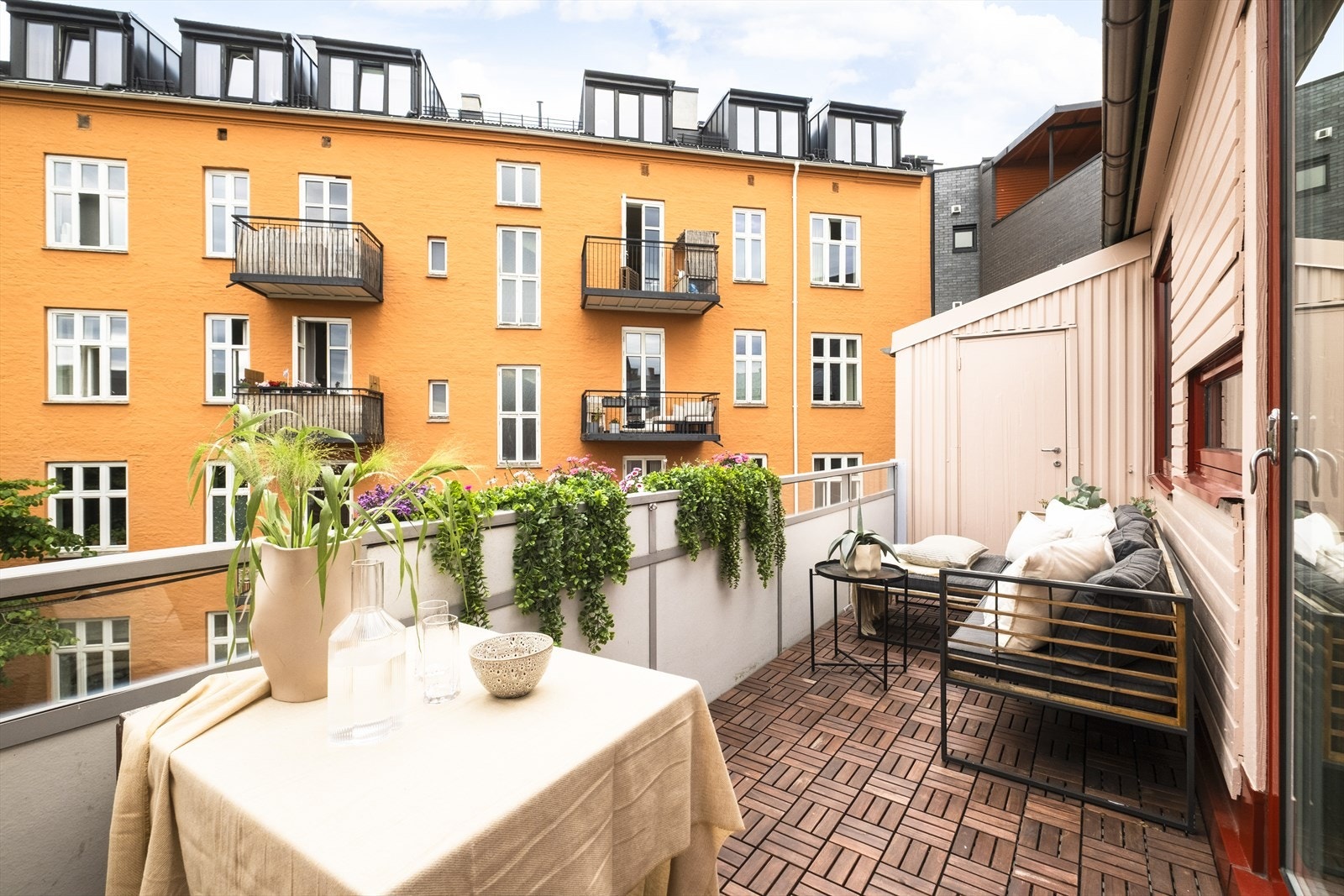 Balkongen fikk nytt dekke i 2025 og har god plass til utemøbler, beplantning og grill. Galleribilde