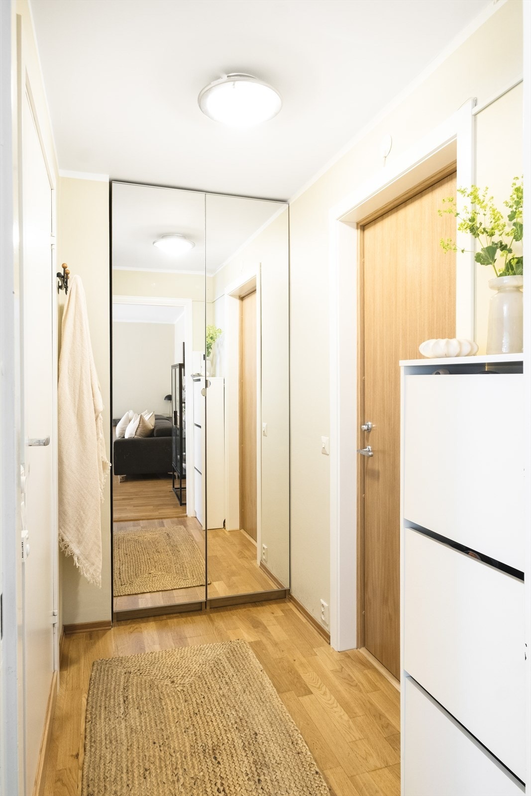Entréen er praktisk innredet med garderobeskap og skoskap, som gir gode oppbevaringsmuligheter for yttertøy og sko. Galleribilde