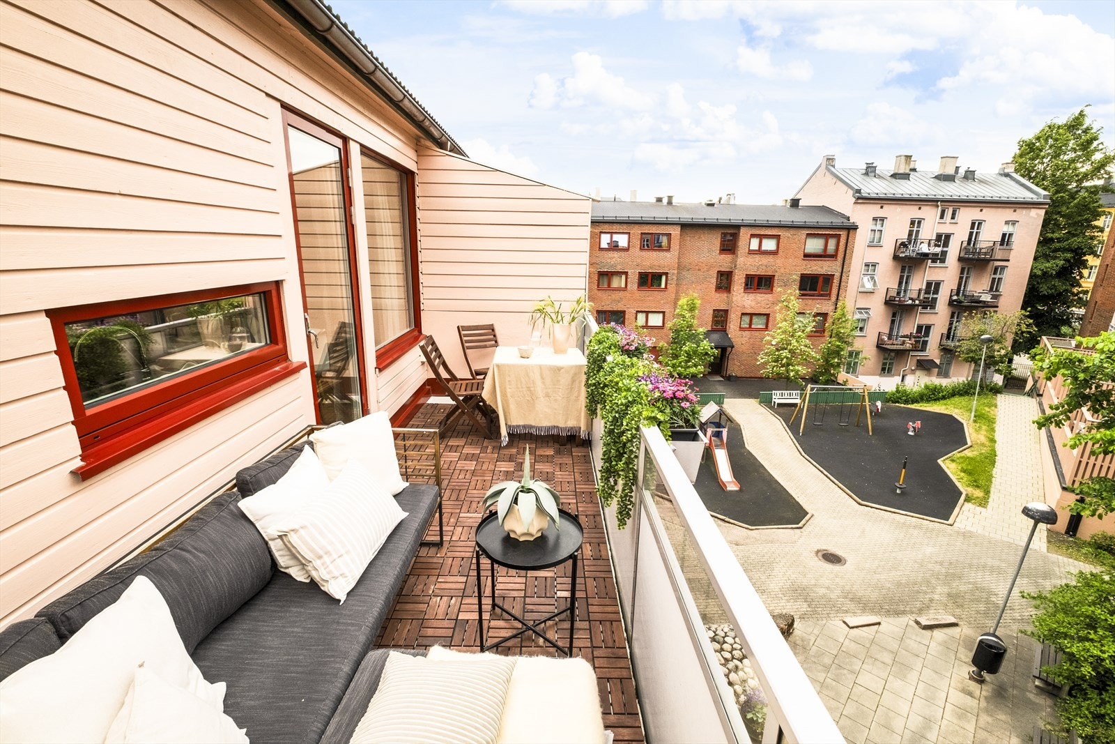 Fra balkongen har du hyggelig utsyn mot bakgården. Galleribilde