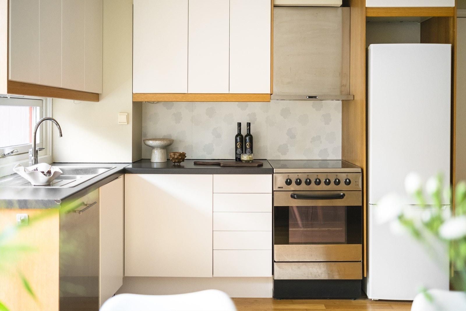 Pent og stilrent kjøkken fra IKEA. Innredningen består av glatte fronter og benkeplate i laminat med nedfelt vask- og skyllekum. Galleribilde