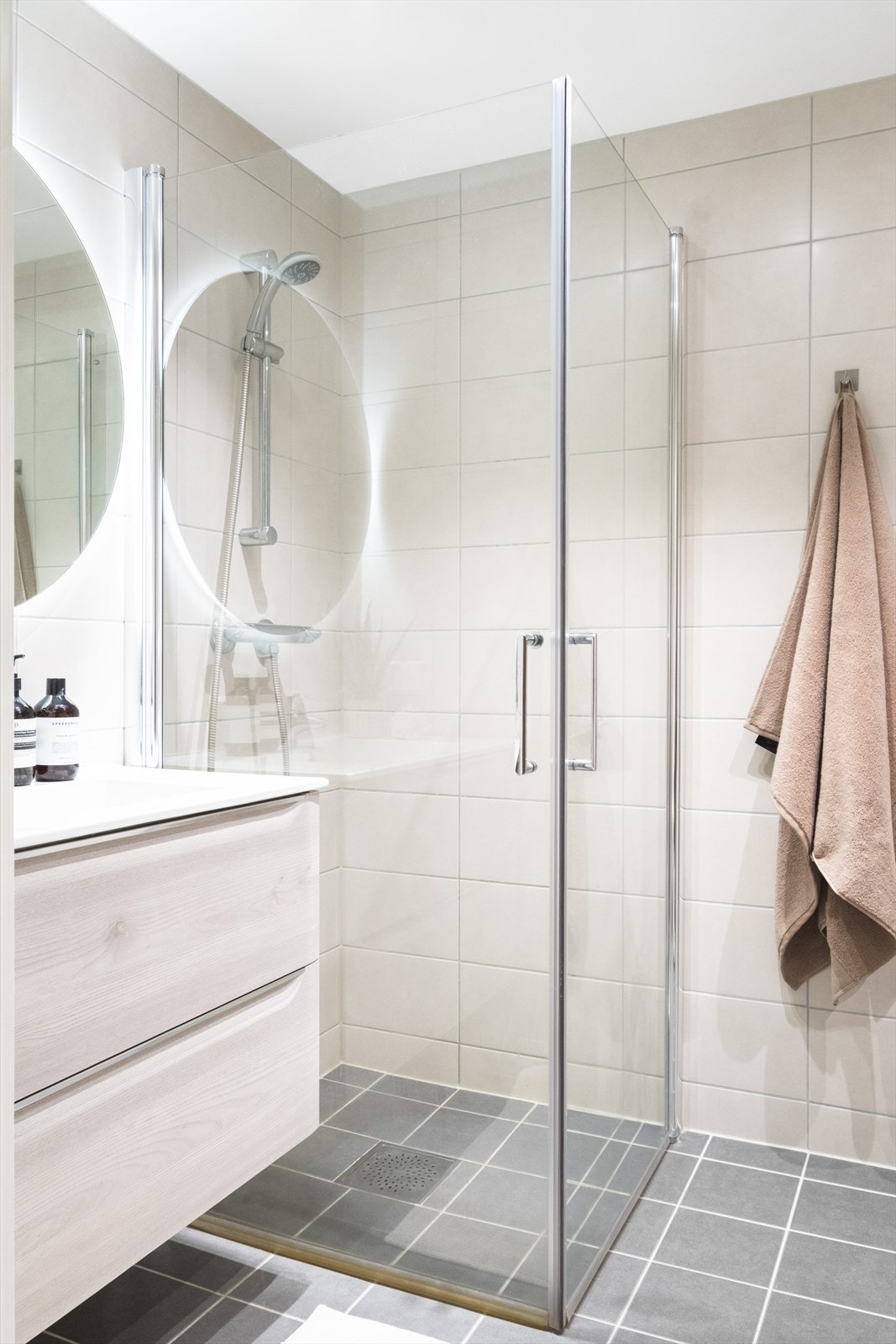 Badet har elektriske varmekabler i gulv og downlights i tak. Galleribilde