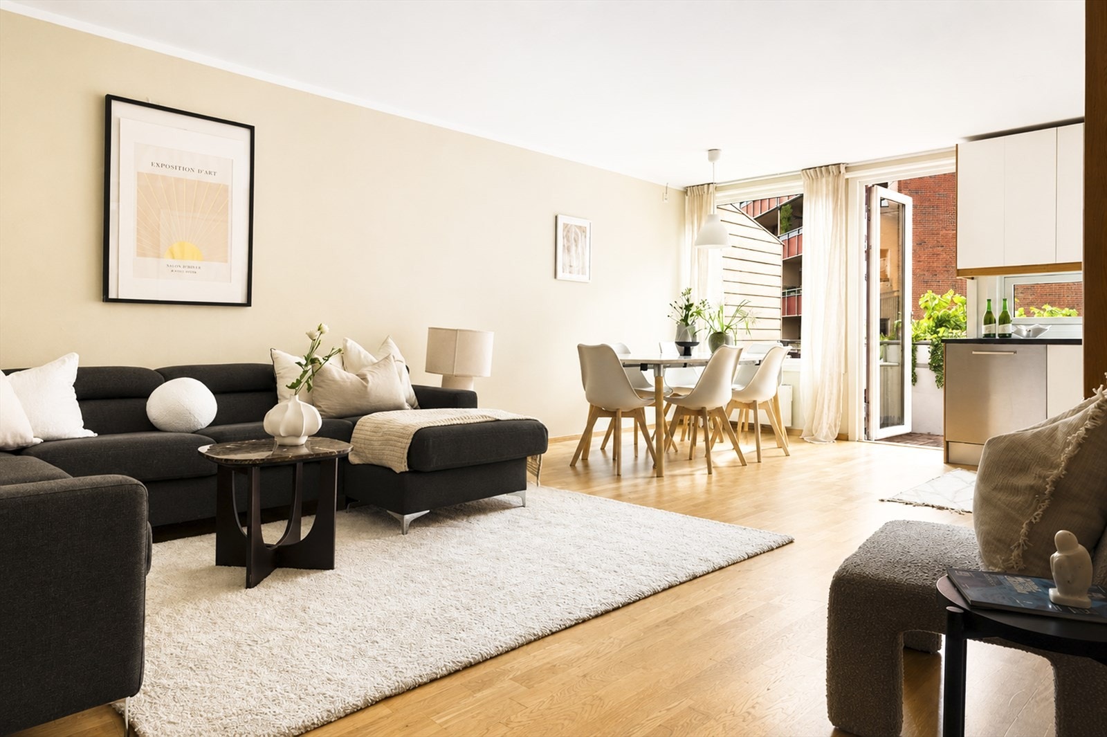 Her er det god plass til sofagruppe med sofabord og TV-møbler, samt spisebord. Galleribilde