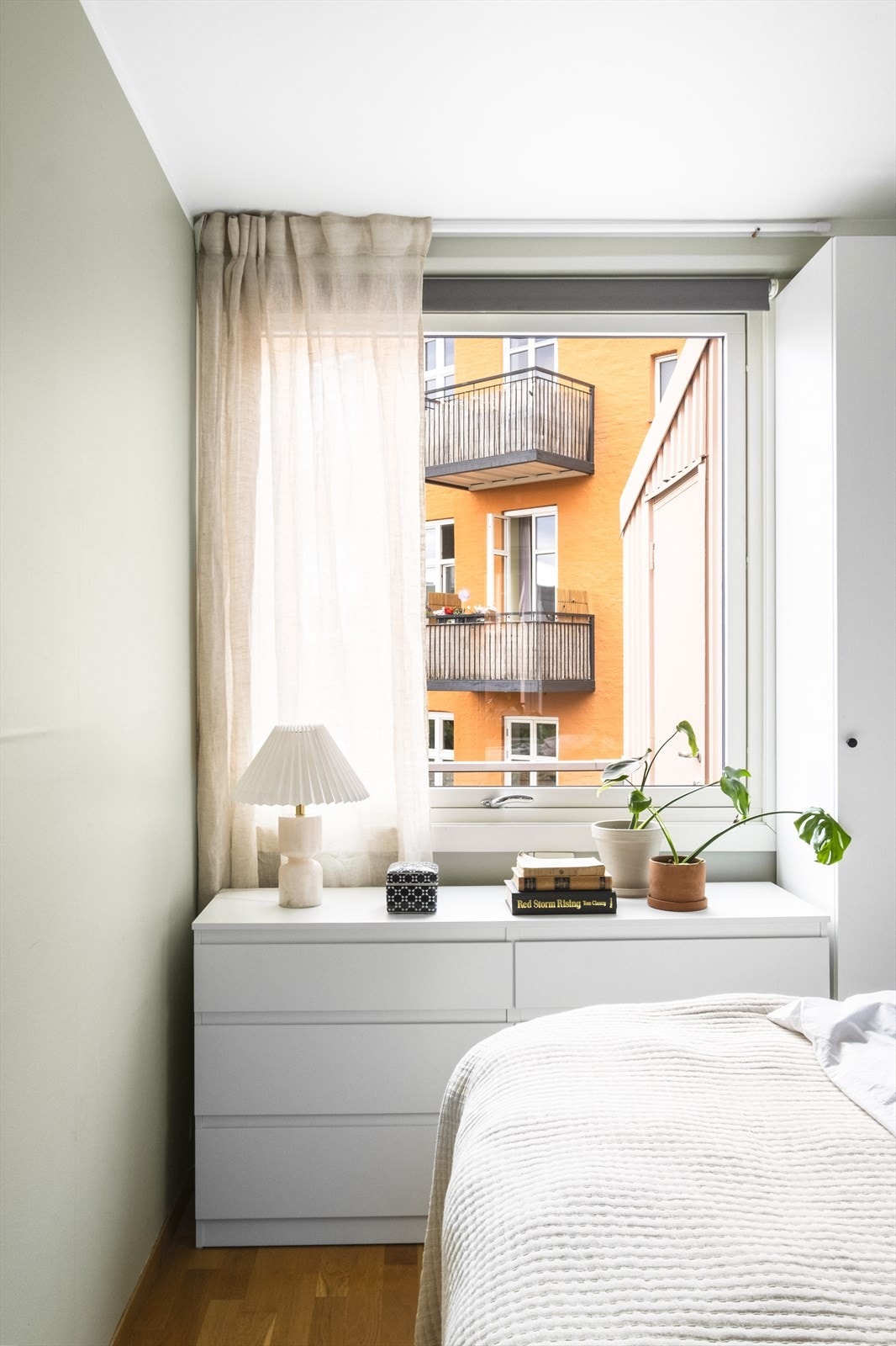 Soverommet vender mot rolig bakgård. Galleribilde
