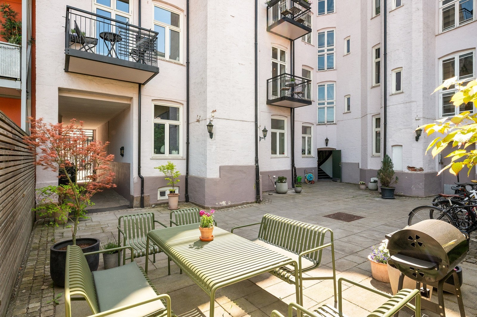 Sameiets felles bakgård er pent opparbeidet med sittegrupper og sykkelparkering. Galleribilde