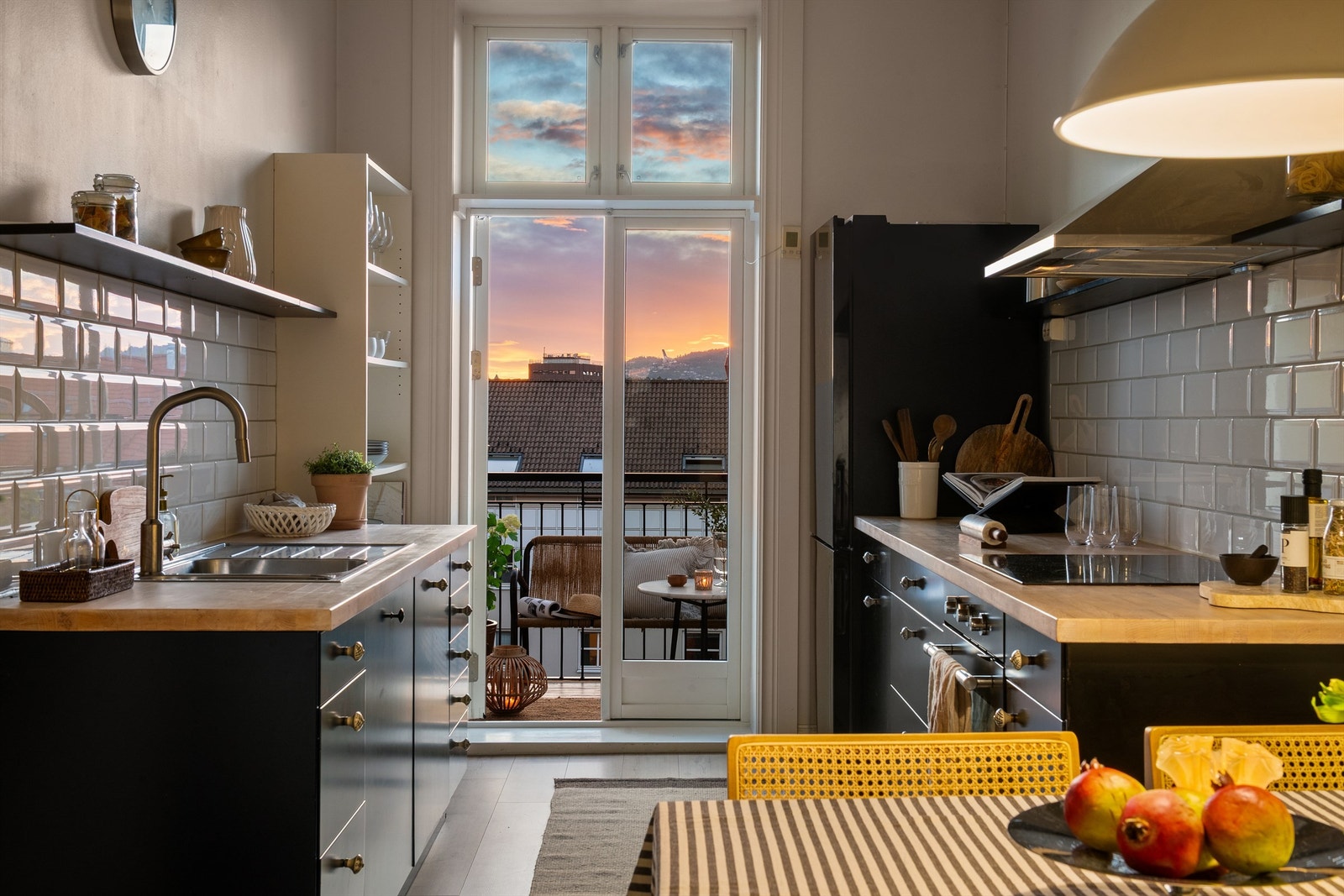 Fra kjøkkenet er det utgang til leilighetens balkong. Balkongdøren med 2-lags isolerglass fra 2012. Galleribilde