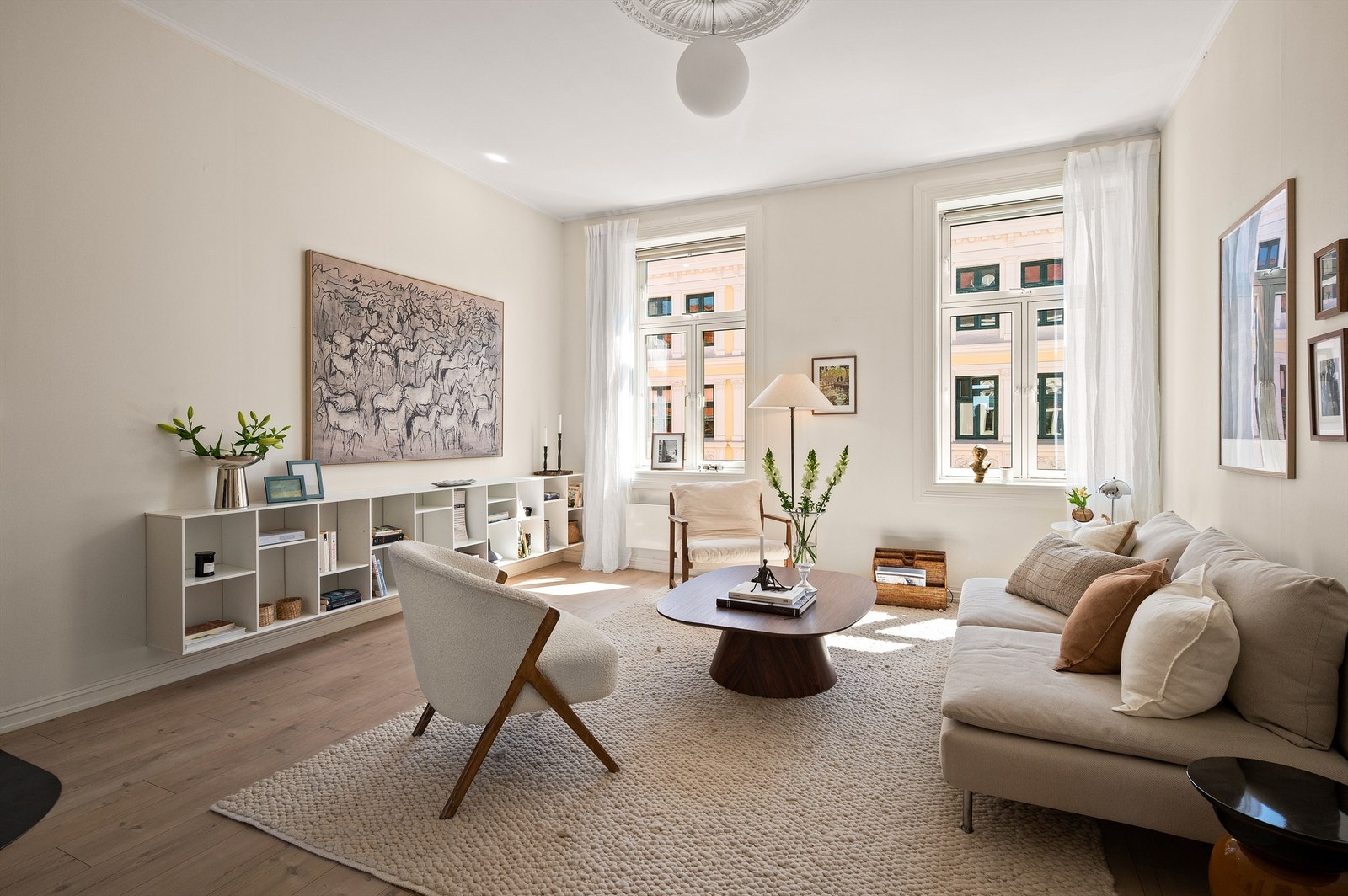 Klassisk 4-roms eierleilighet med gjennomgående planløsning som ligger tilbaketrukket i enveiskjørt gate.
Foto: Peter Futo Galleribilde