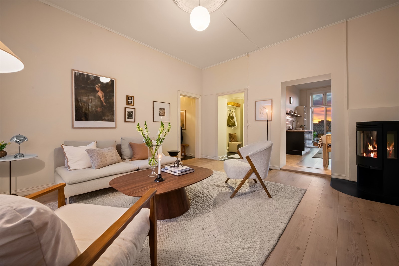 Stuen gir god plass til både en romslig sofagruppe og annen møblering. Galleribilde