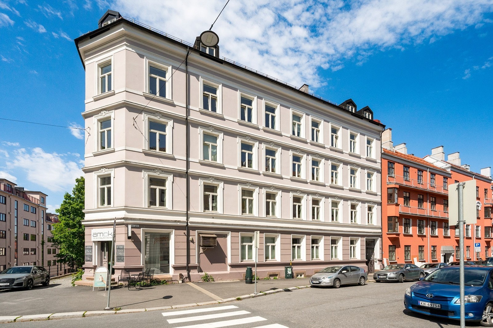 Leiligheten ligger sentralt og attraktivt til på Tøyen, med kort vei til Tøyen Torg, Botanisk hage og Tøyenparken. Galleribilde