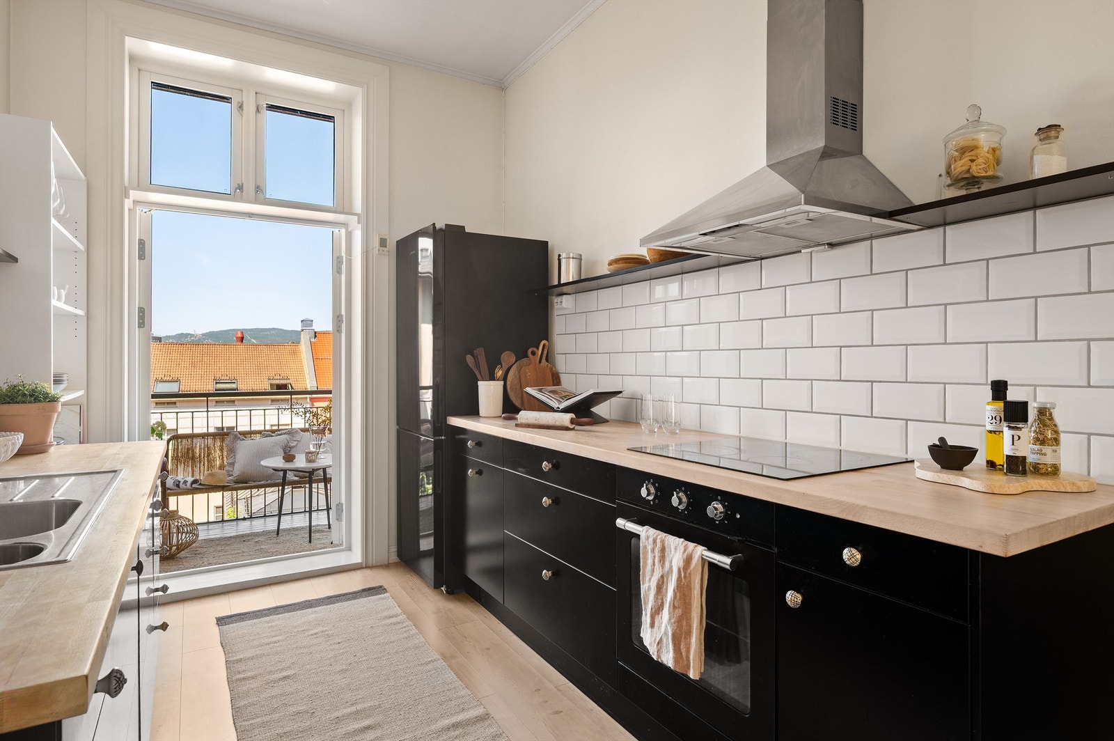 Hvitevarene er integrerte med platetopp, stekeovn, oppvaskmaskin og frittstående kjøleskap. Avtrekk via kullfilterventilator over kokesonen. Galleribilde