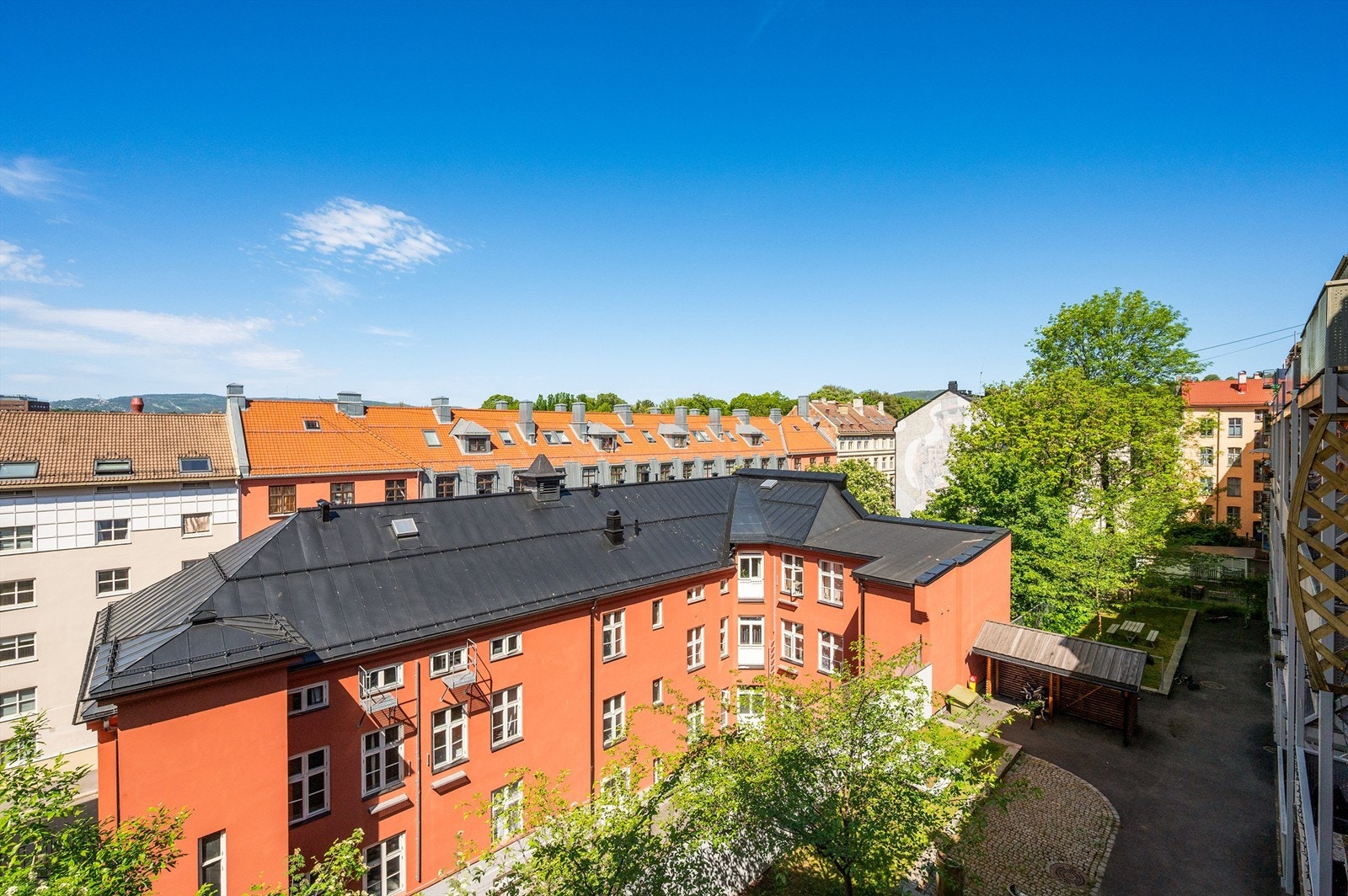 Balkongen vender ut mot en rolig og skjermet bakgård. Galleribilde