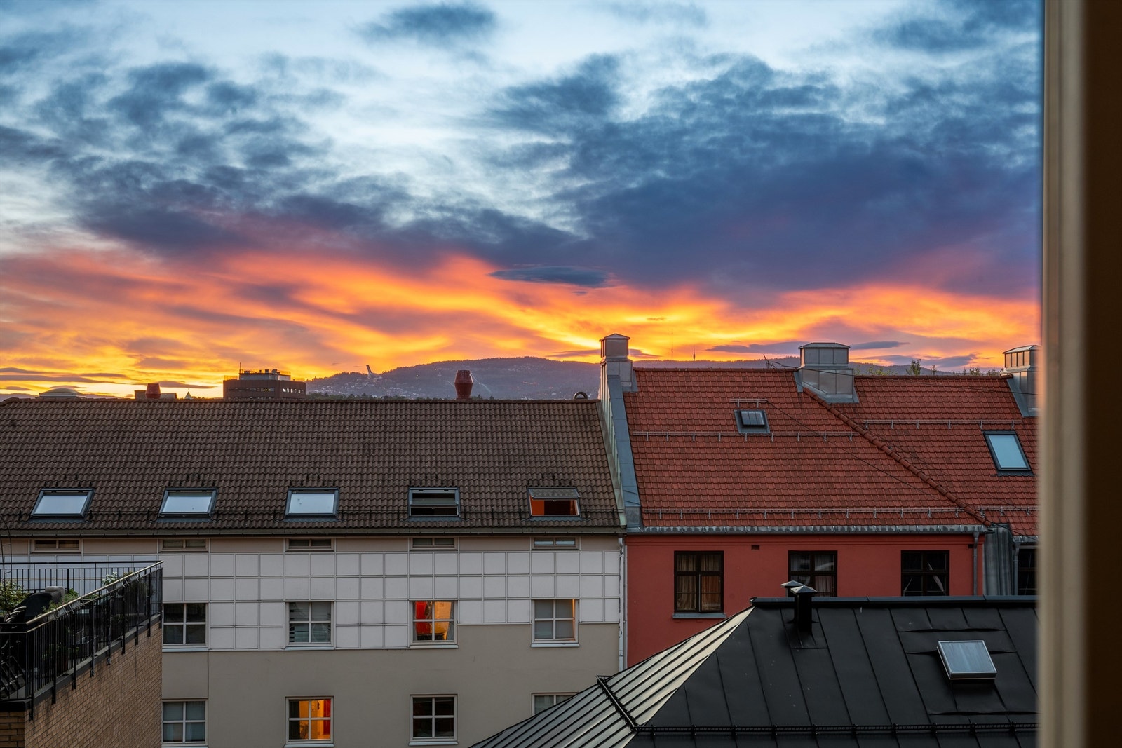 Utsikten fra leiligheten byr på flotte fargespill på himmelen ved solnedgang. Galleribilde