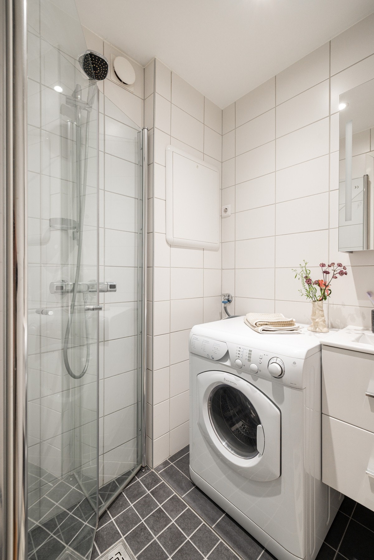 Badet har tidløse fliser, varmekabler på gulvet og opplegg for vaskemaskin/tørketrommel. Galleribilde