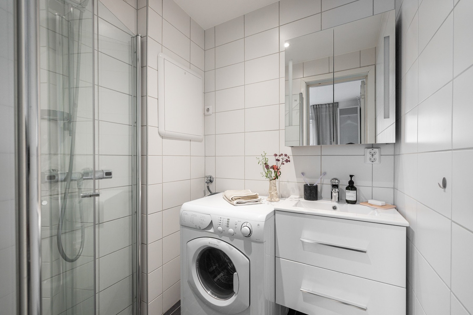 Badet er fra 2021 da gården gjennomførte full rehabilitering av bad, samt vann- og avløpsrør. Galleribilde