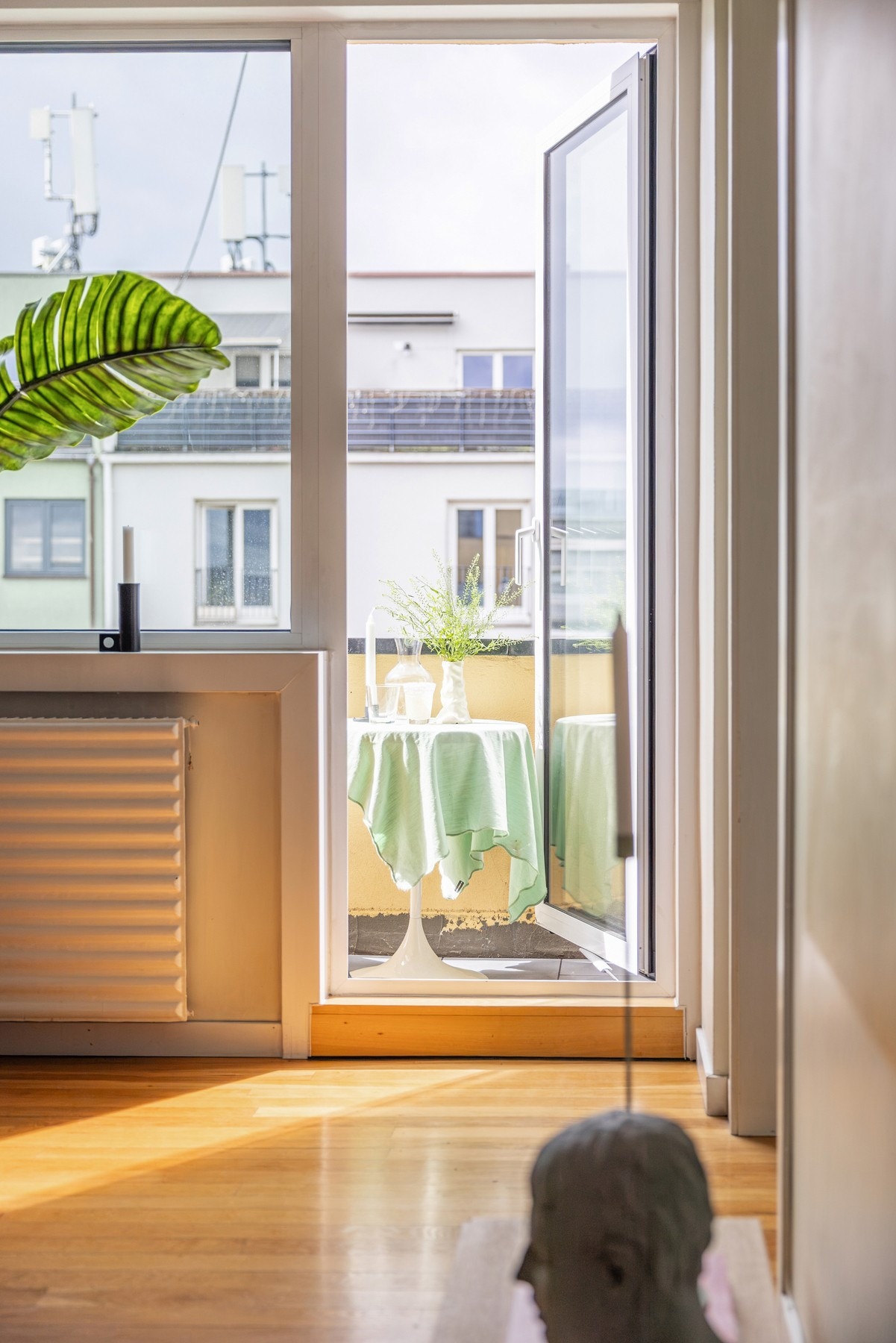 Fra stuen kommer man ut på brannbalkongen. Galleribilde