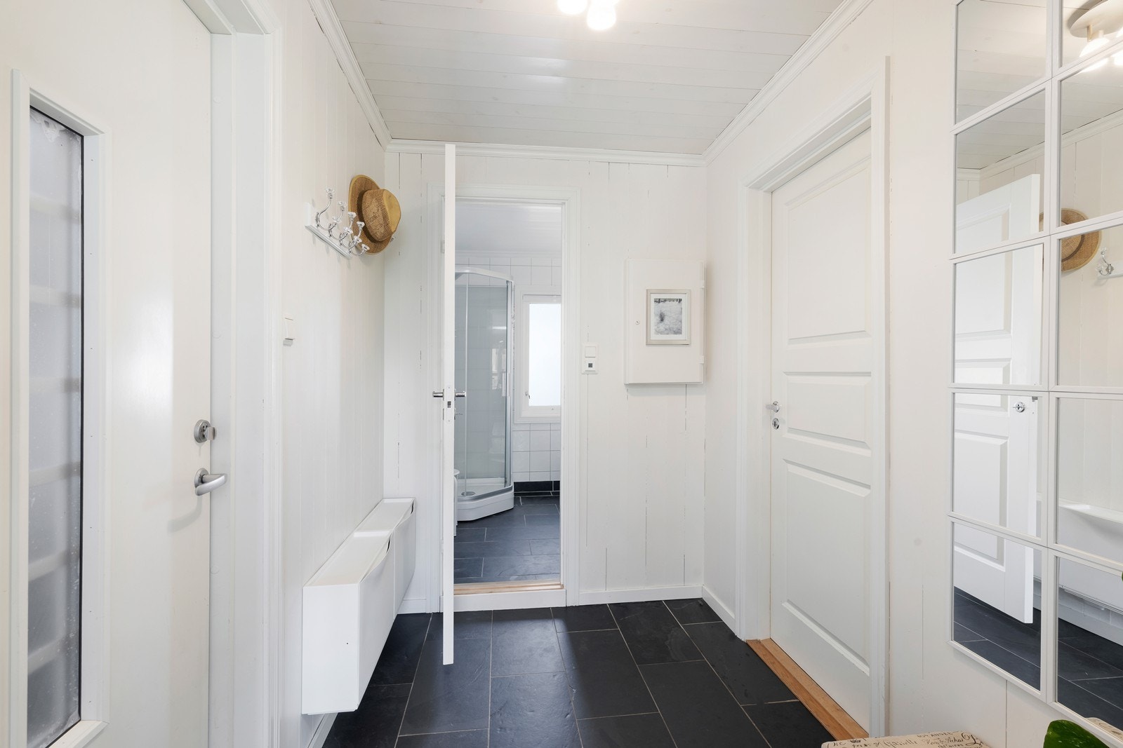 Skiferlagt gang/entrè. Galleribilde